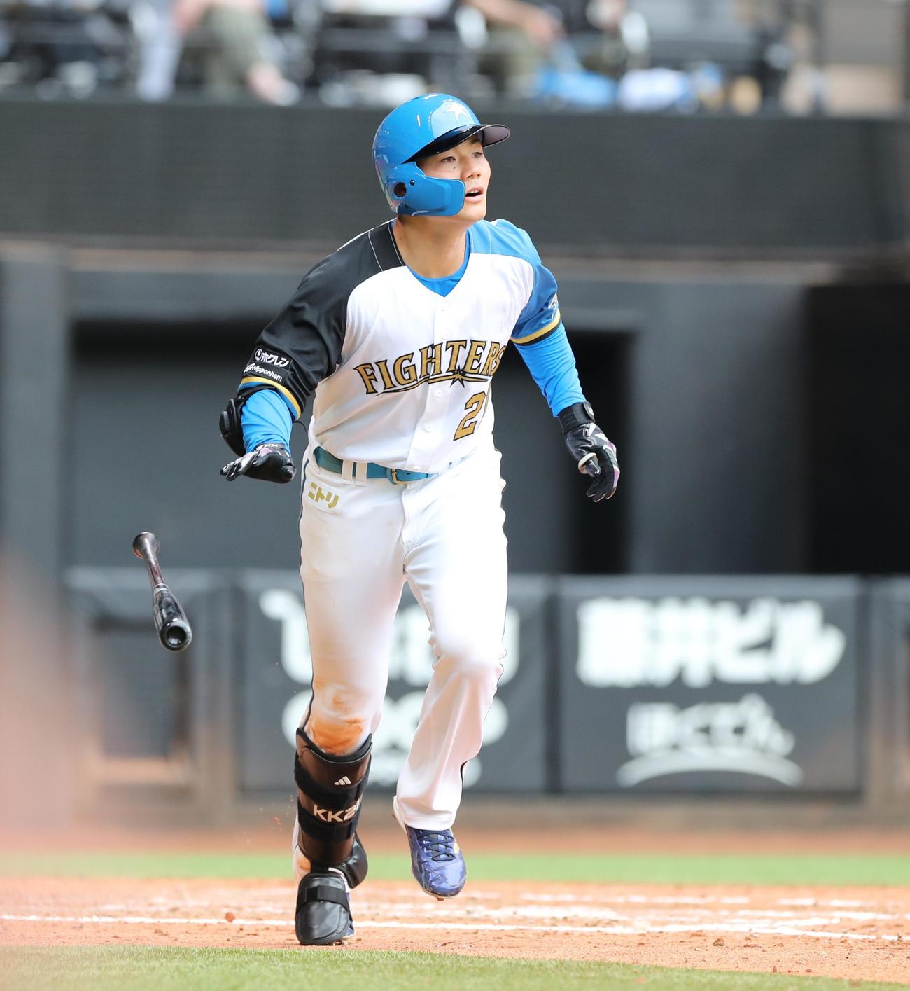 日本ハム対オリックス　8回裏日本ハム1死、右越え本塁打を放つ清宮（撮影・黒川智章）