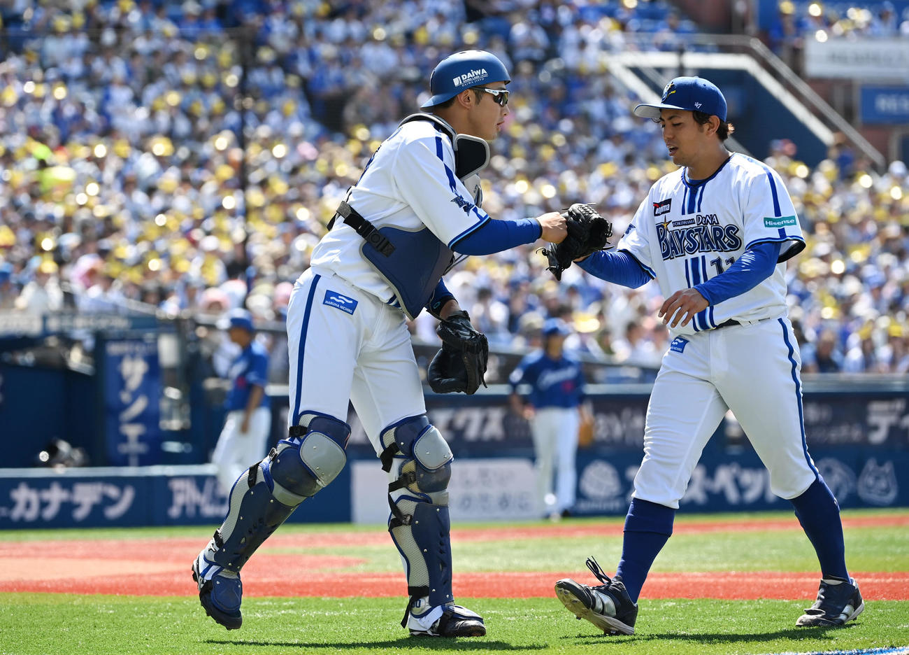 DeNA対中日　1回表を無失点に抑え、タッチを交わすDeNA山本（左）と東（撮影・横山健太）