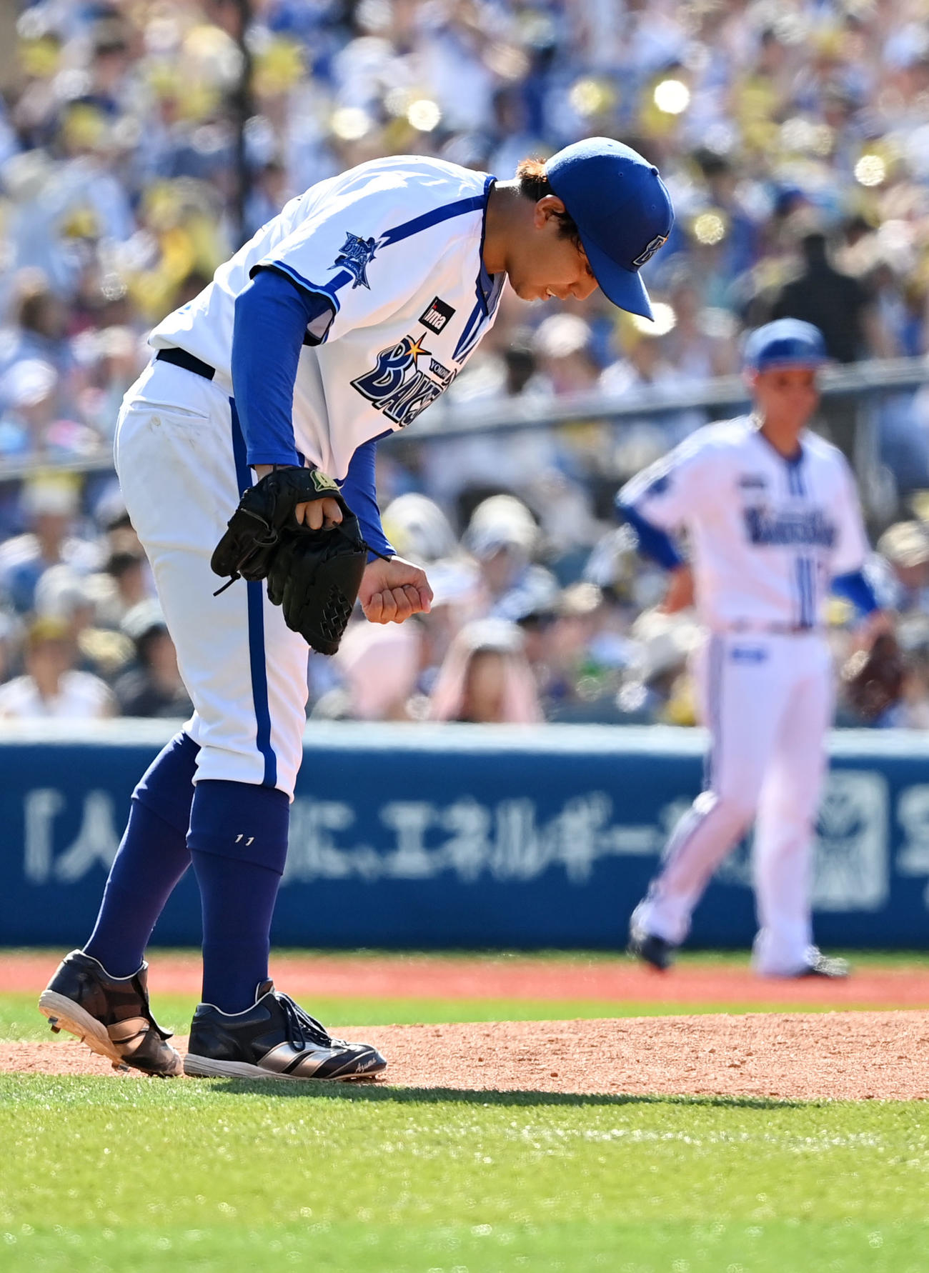 DeNA対中日　6回表中日1死一塁、石川昴に左中間へ2点本塁打を浴び悔しさをあらわにする東（撮影・横山健太）