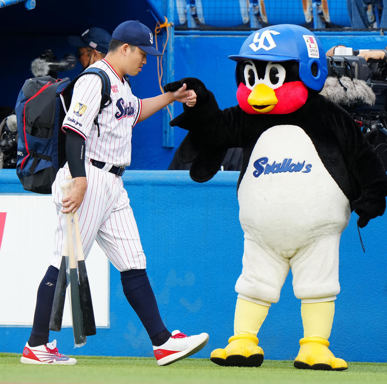 ヤクルト対広島　試合前、タッチを交わすヤクルト村上宗隆（左）とつば九郎（撮影・江口和貴）