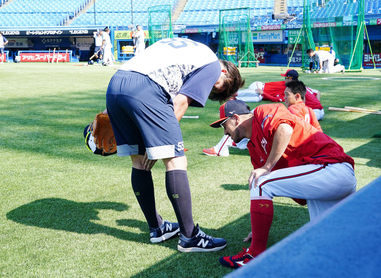ヤクルト対広島　試合前練習中、広島菊池（右）に左膝を見せるヤクルト村上（撮影・江口和貴）