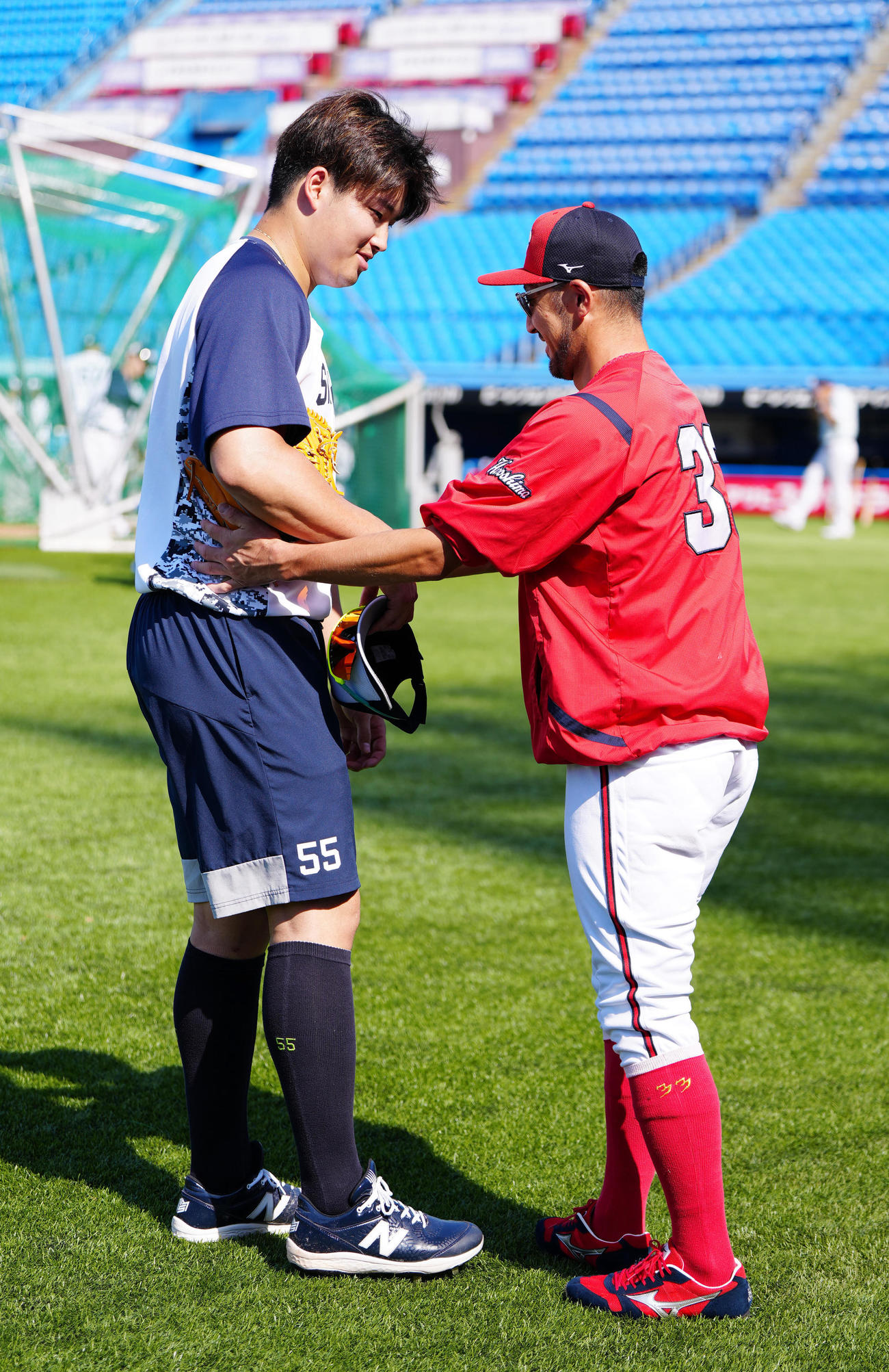ヤクルト対広島　試合前練習中、広島菊池（右）とあいさつを交わすヤクルト村上（撮影・江口和貴）