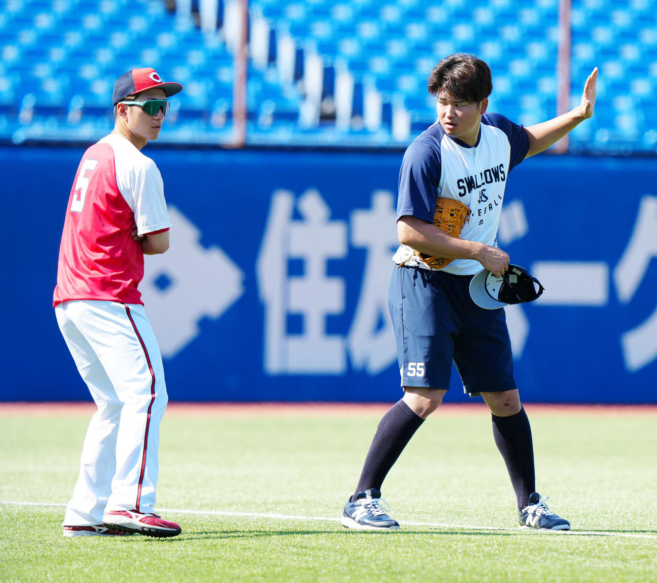 ヤクルト対広島　試合前練習中、言葉を交わす広島西川（左）とヤクルト村上（撮影・江口和貴）