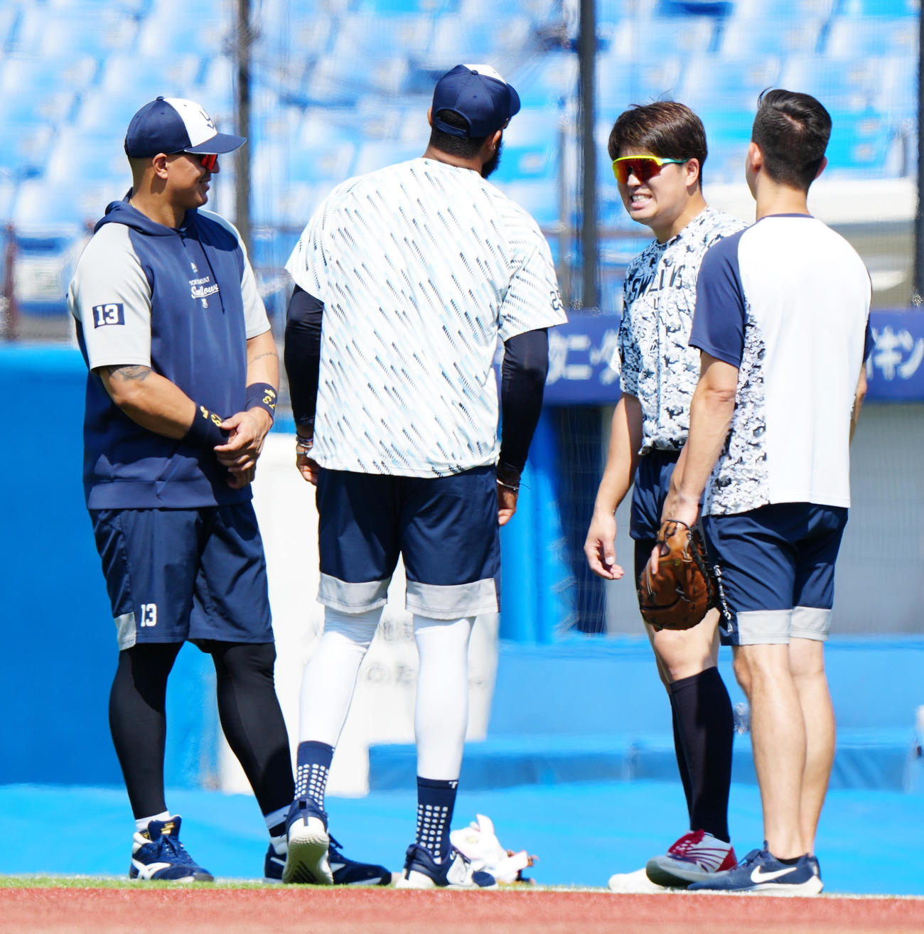ヤクルト対広島　試合前練習中、ヤクルト・オスナ（左端）らと言葉を交わす村上（中央右）（撮影・江口和貴）