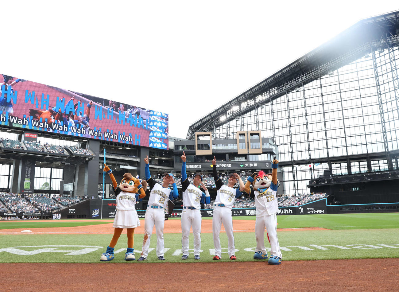 日本ハム対オリックス　試合後、笑顔で空を見上げる左から清宮、郡司、浅間（撮影・黒川智章）