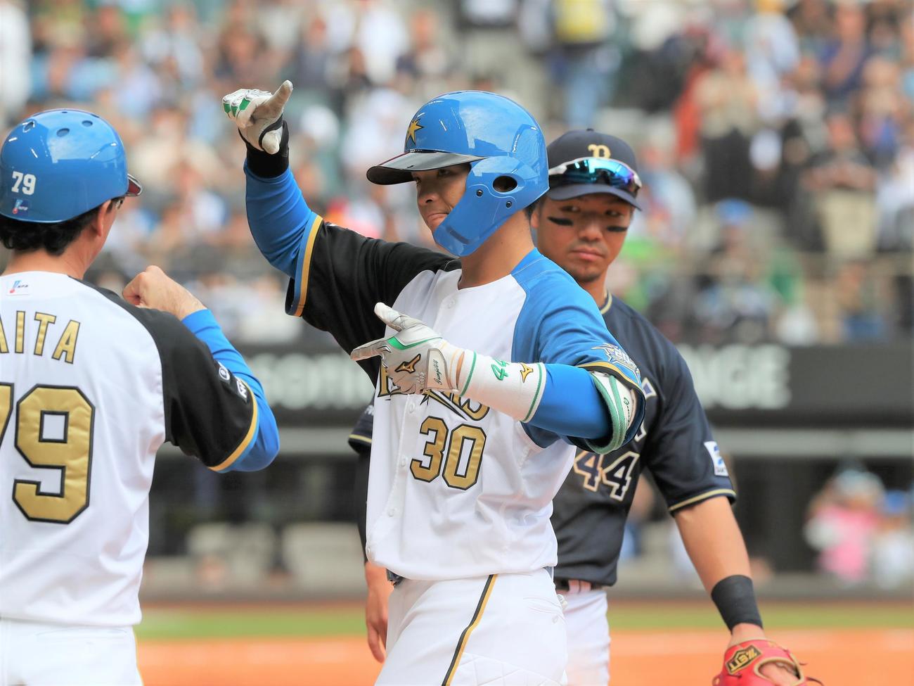 日本ハム対オリックス　3回裏日本ハム2死二、三塁、左前2点適時打を放ちポーズをとる郡司（撮影・黒川智章）