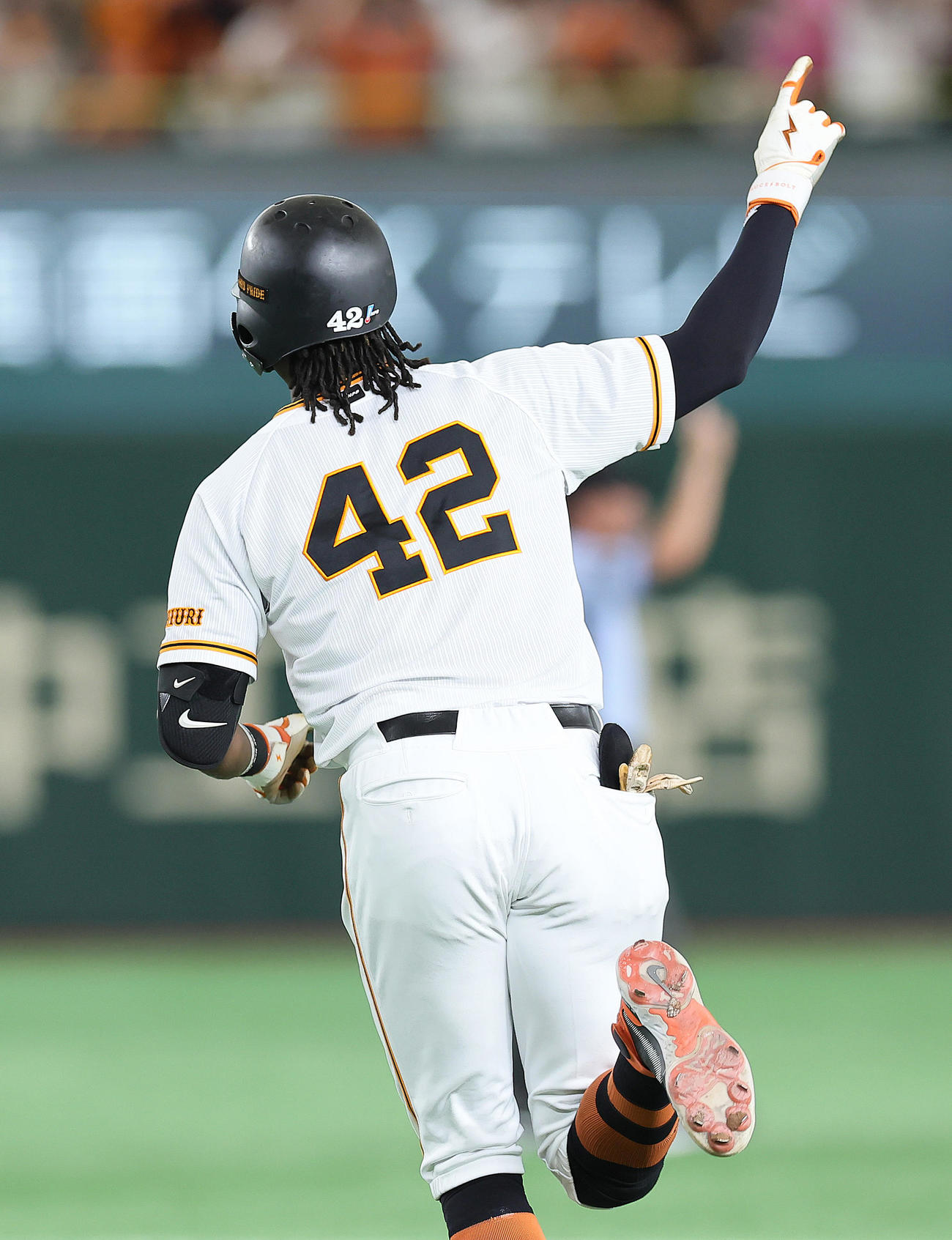 巨人対阪神　1回裏巨人無死、ブリンソンは右越えに先頭打者本塁打を放つ（撮影・足立雅史）