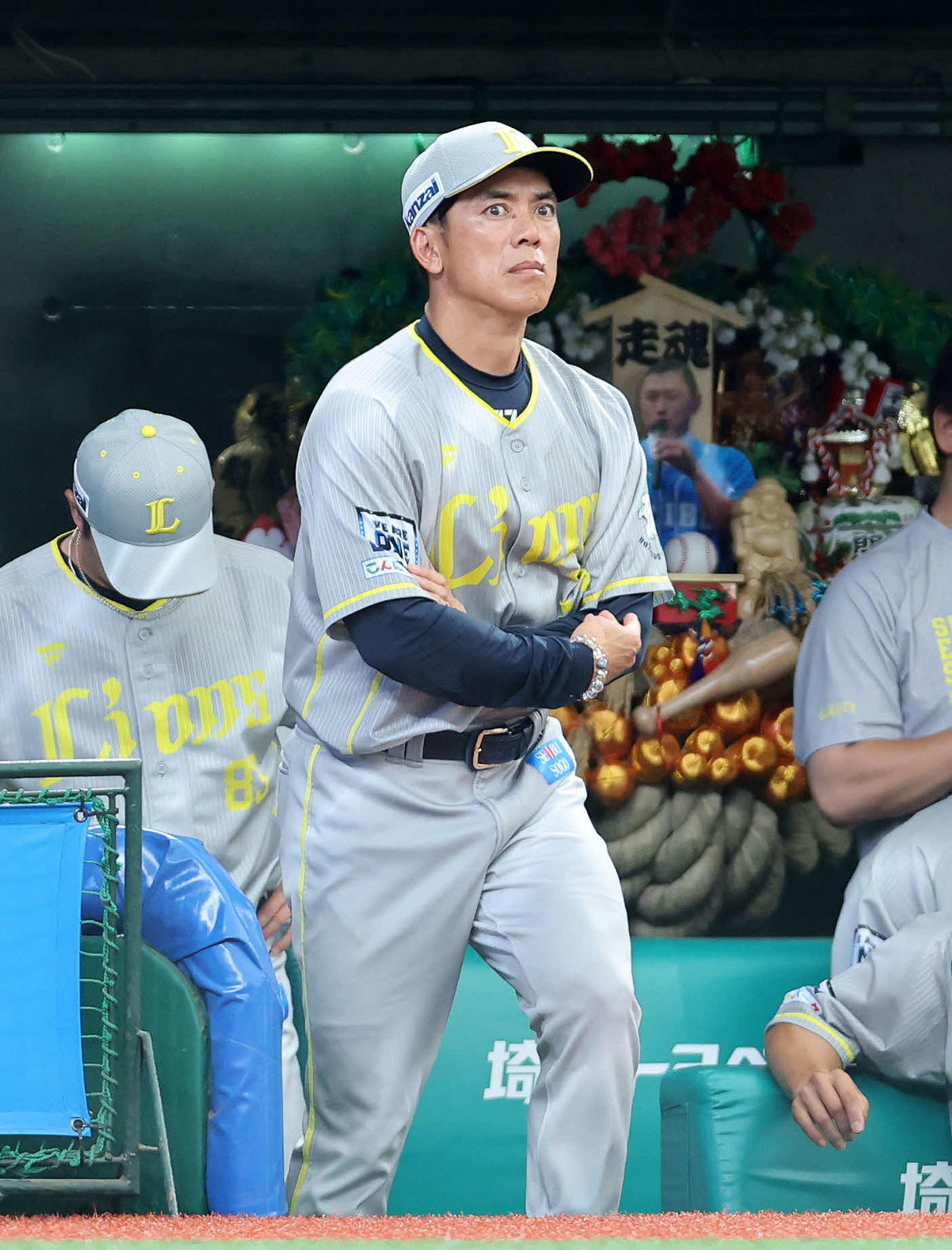 西武対ソフトバンク　9回裏、険しい表情で代打を告げに行く西武松井監督（撮影・鈴木正人）