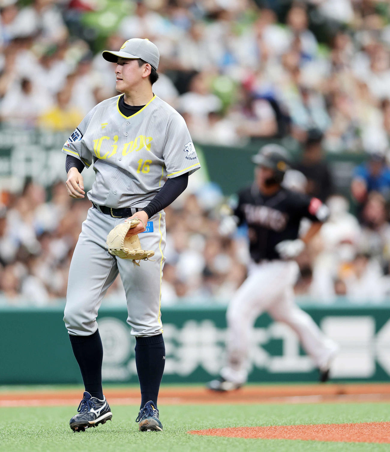 西武対ソフトバンク　2回表ソフトバンク1死一塁、野村勇（右）に左中間2点本塁打を放たれた西武隅田つ（撮影・鈴木正人）