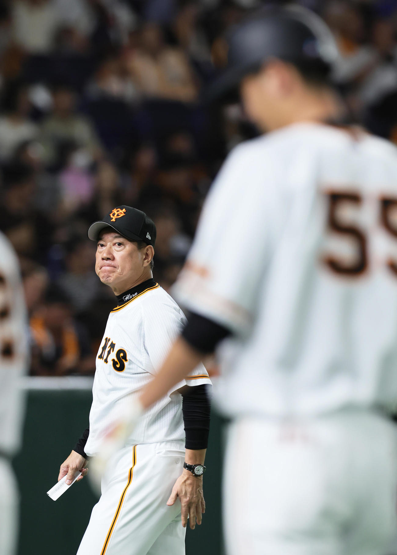 巨人対阪神　11回裏巨人2死、遊ゴロに倒れた秋広（右）と厳しい表情を見せる原監督（撮影・足立雅史）