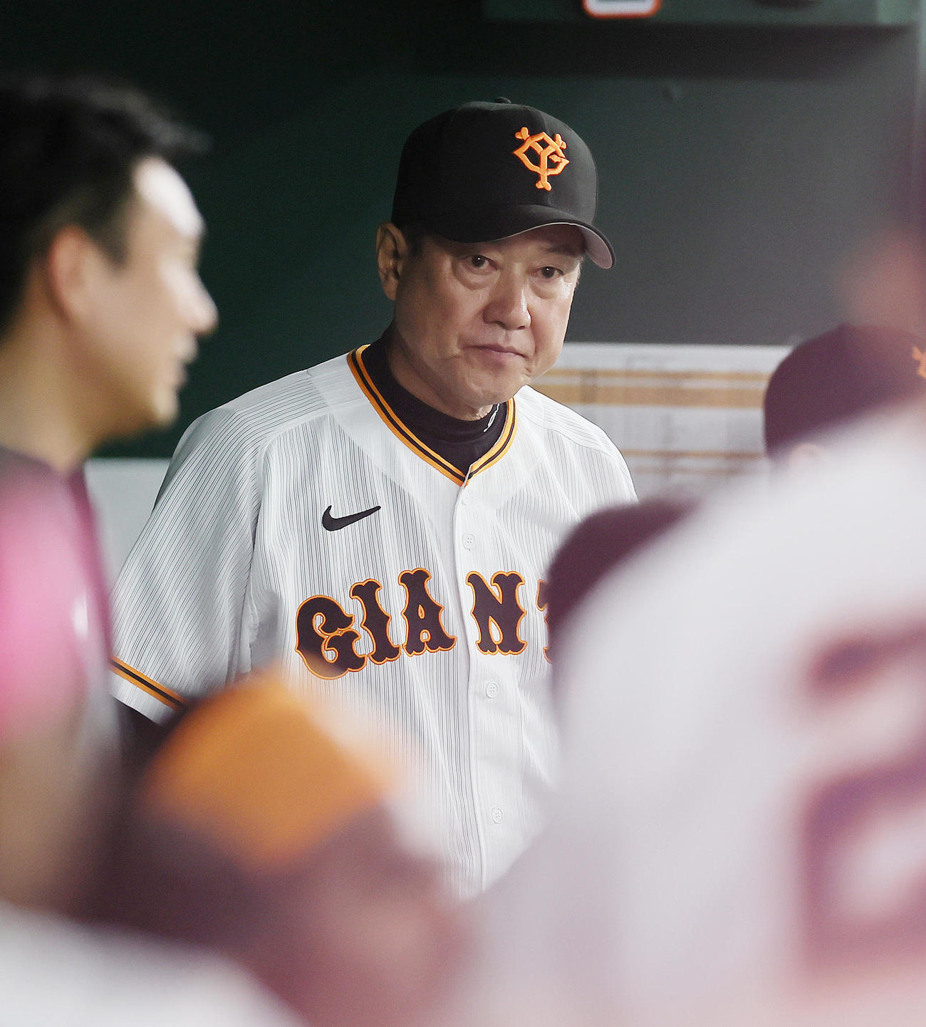 巨人対阪神　戦況を見つめる巨人原監督（撮影・足立雅史）