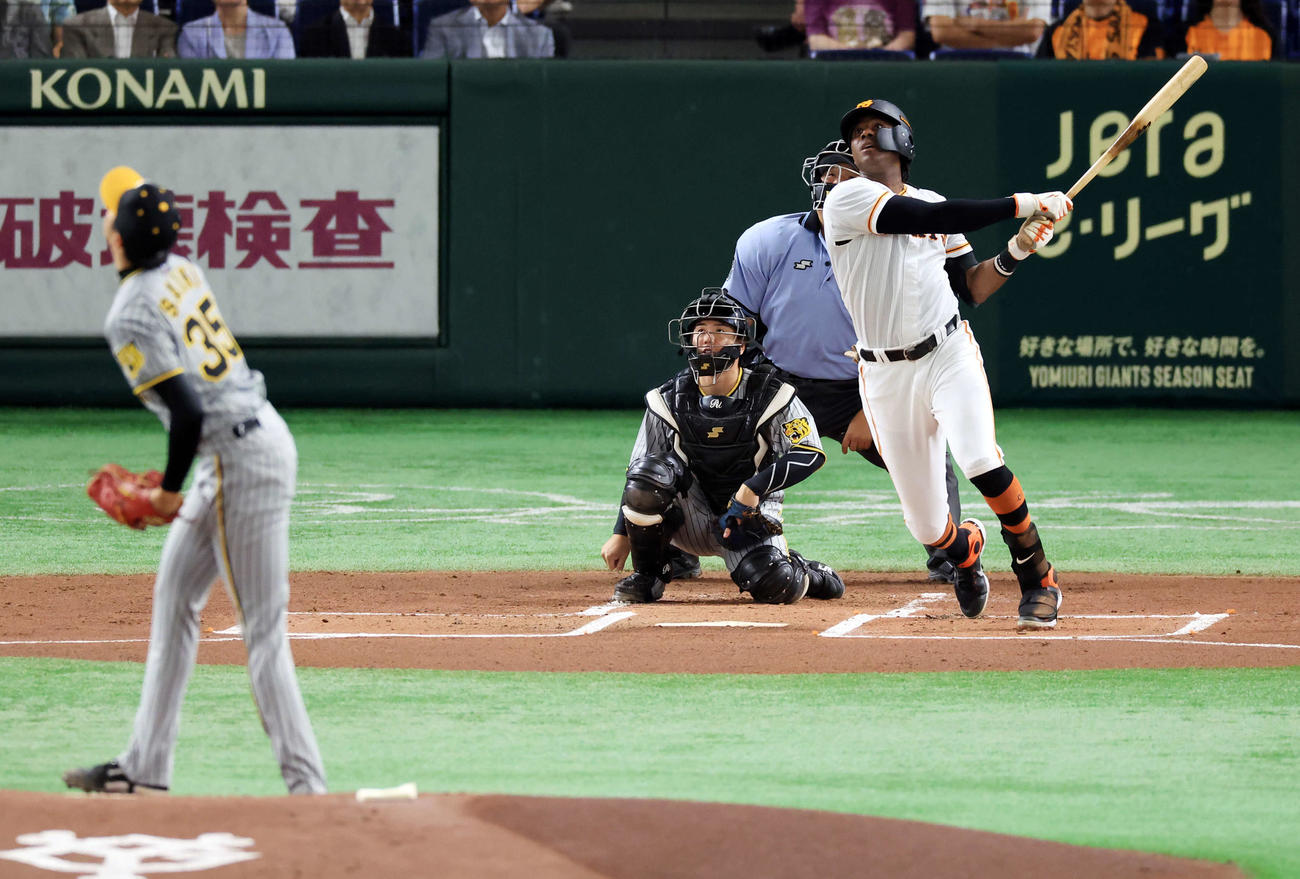巨人対阪神　1回裏巨人無死、ブリンソンは先頭打者本塁打を放つ。投手才木（撮影・浅見桂子）