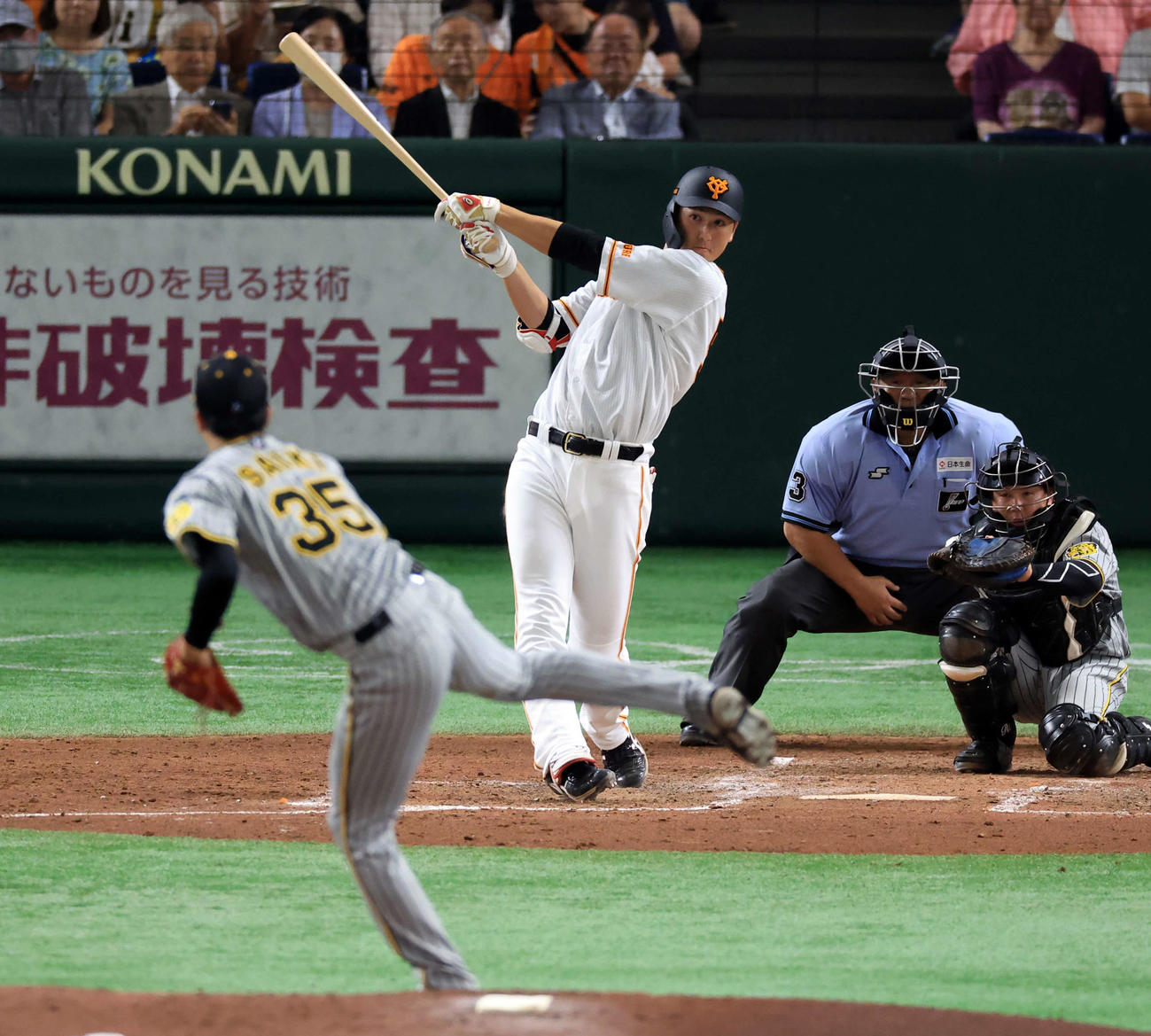 巨人対阪神　4回裏巨人無死、秋広は右中間ソロ本塁打を放つ。投手才木（撮影・浅見桂子）