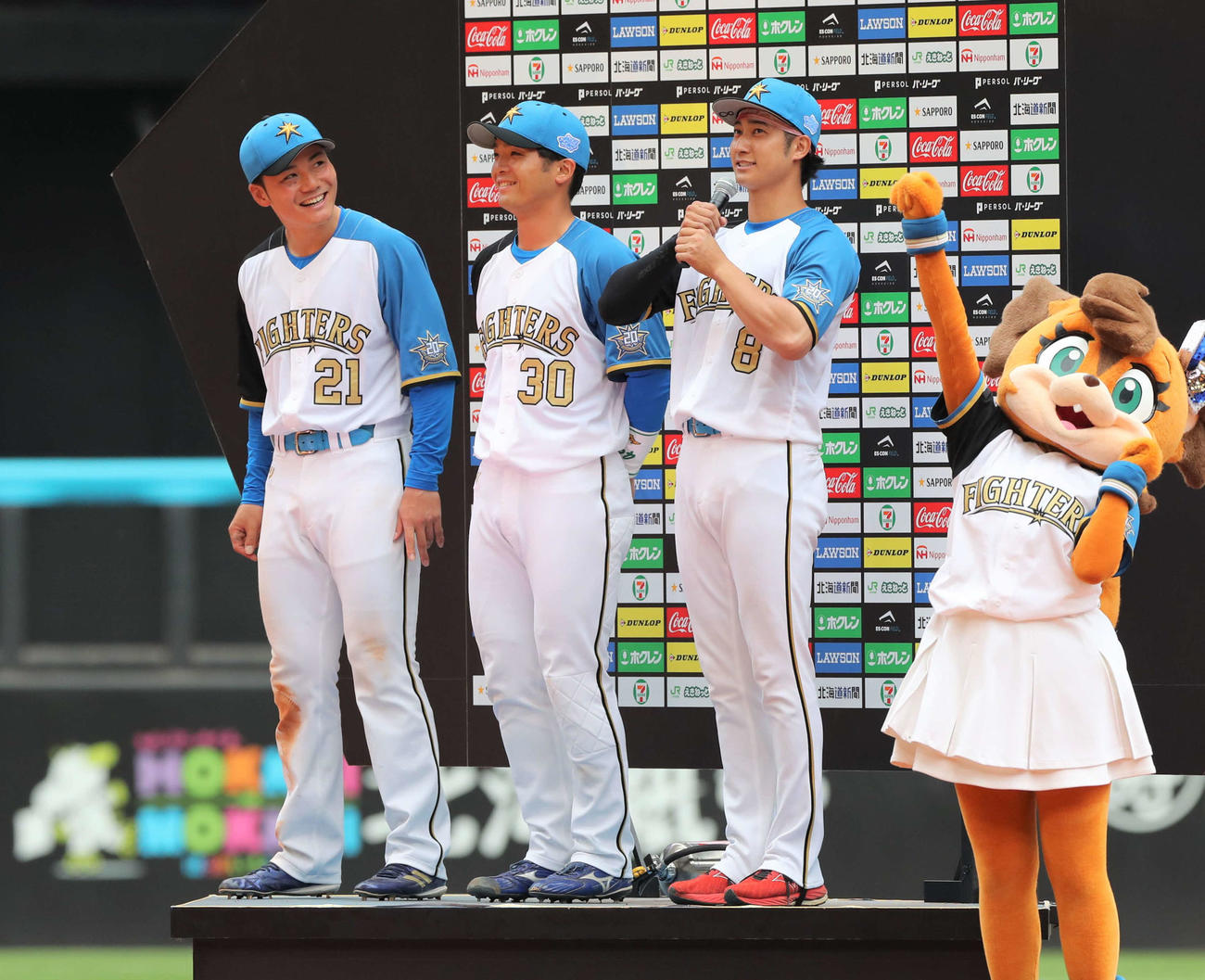 日本ハム対オリックス　両手でマイクを持ちヒーローインタビューに応える浅間（右）。左から清宮、郡司（撮影・黒川智章）