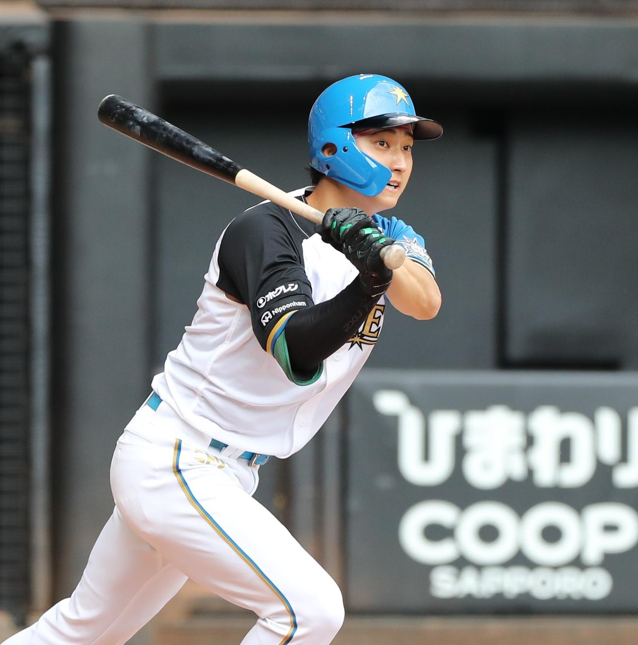 日本ハム対オリックス　3回裏日本ハム2死満塁、右越え2点適時二塁打を放つ浅間（撮影・黒川智章）