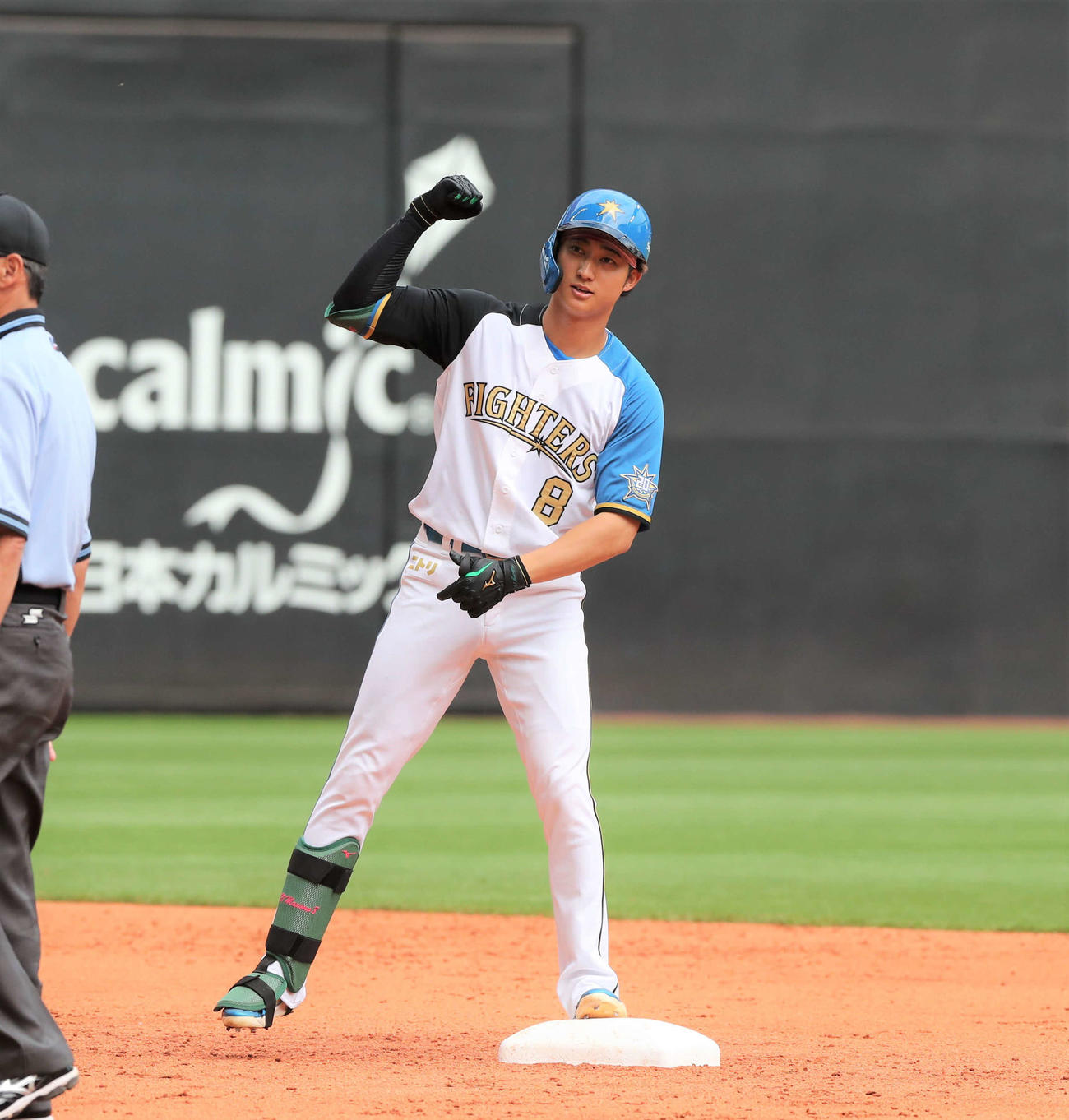 日本ハム対オリックス　3回裏日本ハム2死満塁、右越え2点適時二塁打を放ちポーズをとる浅間（撮影・黒川智章）