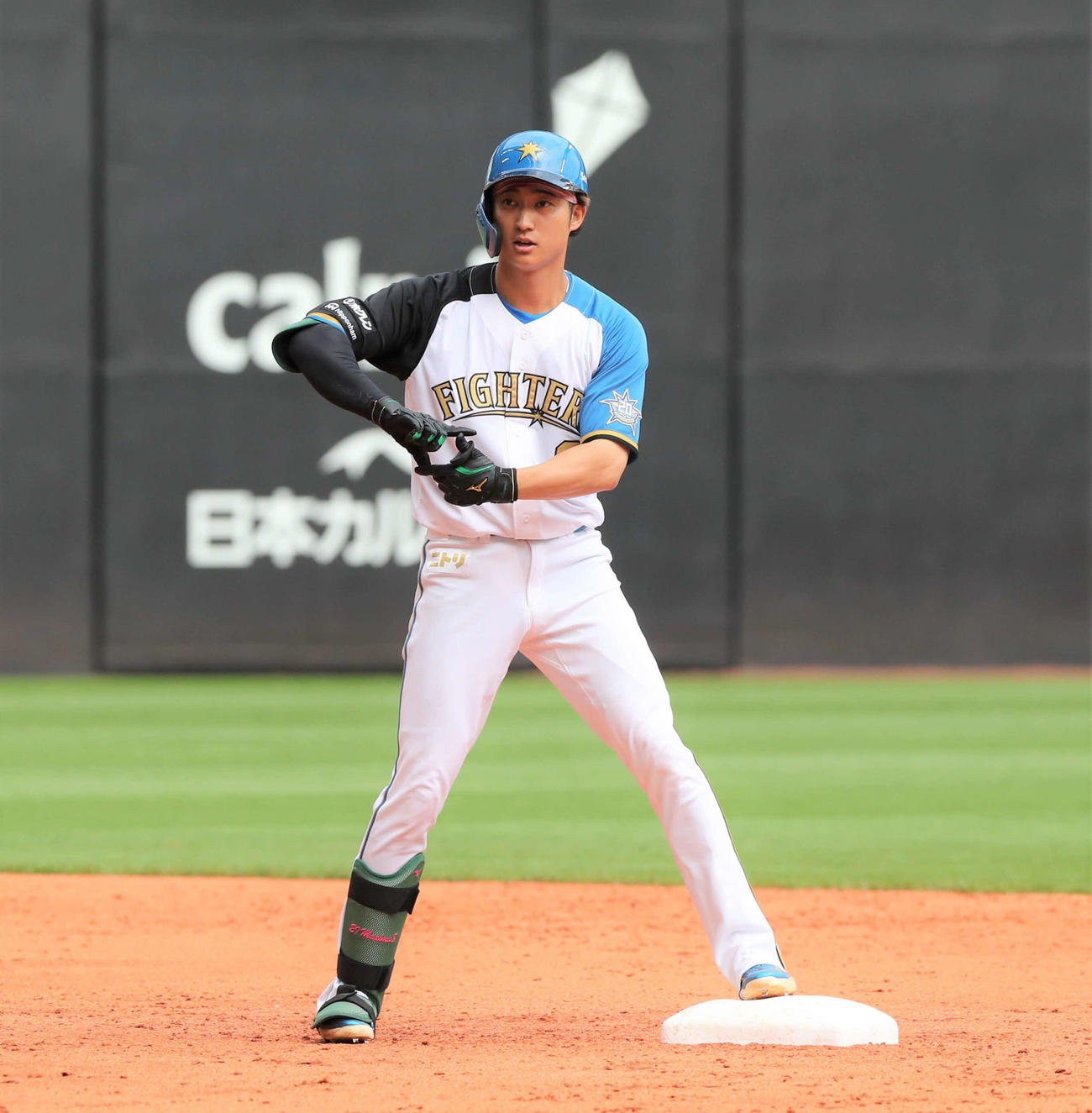 日本ハム対オリックス　3回裏日本ハム2死満塁、右越え2点適時二塁打を放ちポーズをとる浅間（撮影・黒川智章）