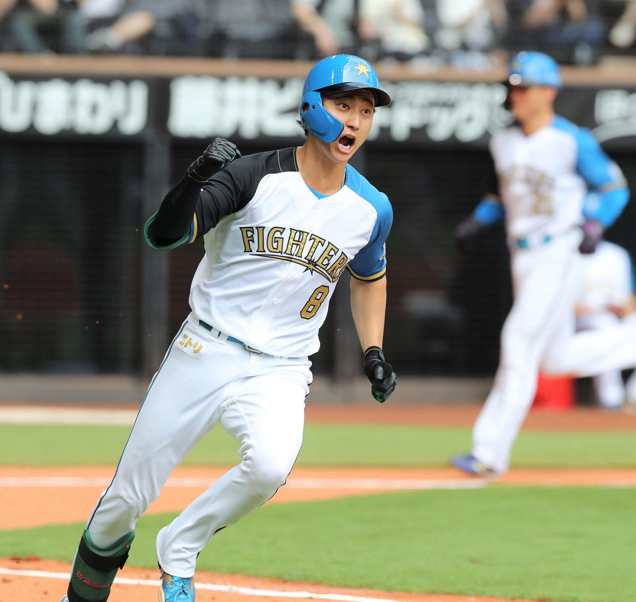 日本ハム対オリックス　3回裏日本ハム2死満塁、右越え2点適時二塁打を放ち叫ぶ浅間（撮影・黒川智章）