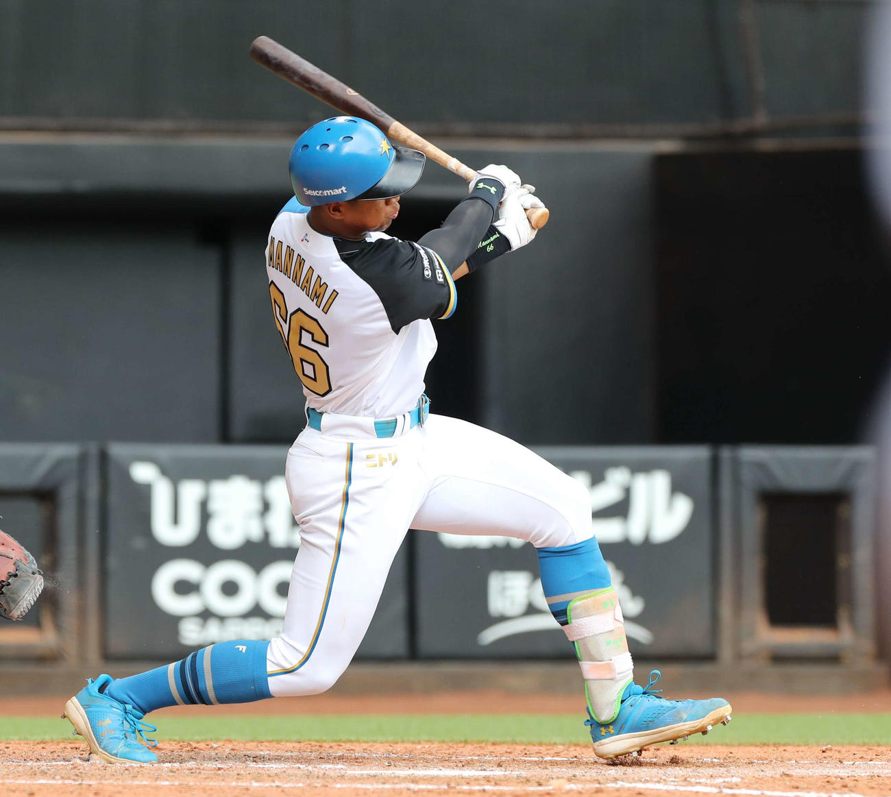 日本ハム対オリックス　4回裏日本ハム2死三塁、三塁強襲適時打を放つ万波（撮影・黒川智章）