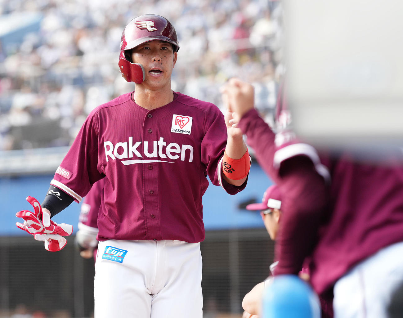 ロッテ対楽天　9回表楽天1死三塁、山崎の右前適時打で生還した三塁走者鈴木大はナインと笑顔でハイタッチ（撮影・鈴木みどり）