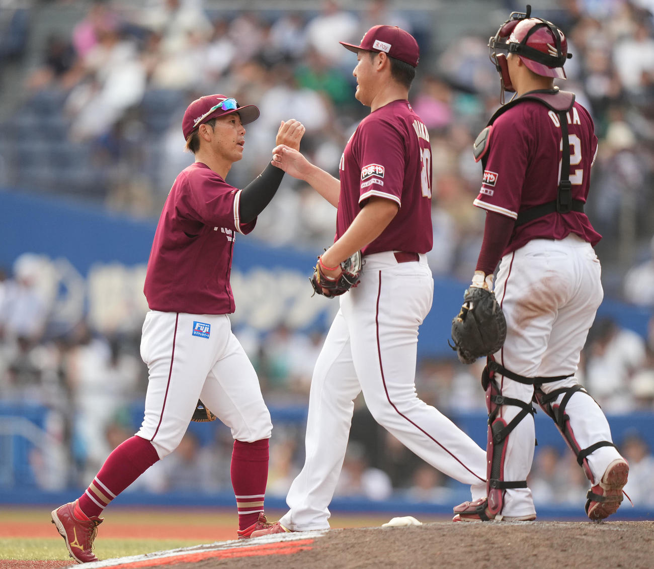 ロッテ対楽天　ロッテに勝利しタッチを交わす鈴木大（左）ら楽天ナイン（撮影・鈴木みどり）