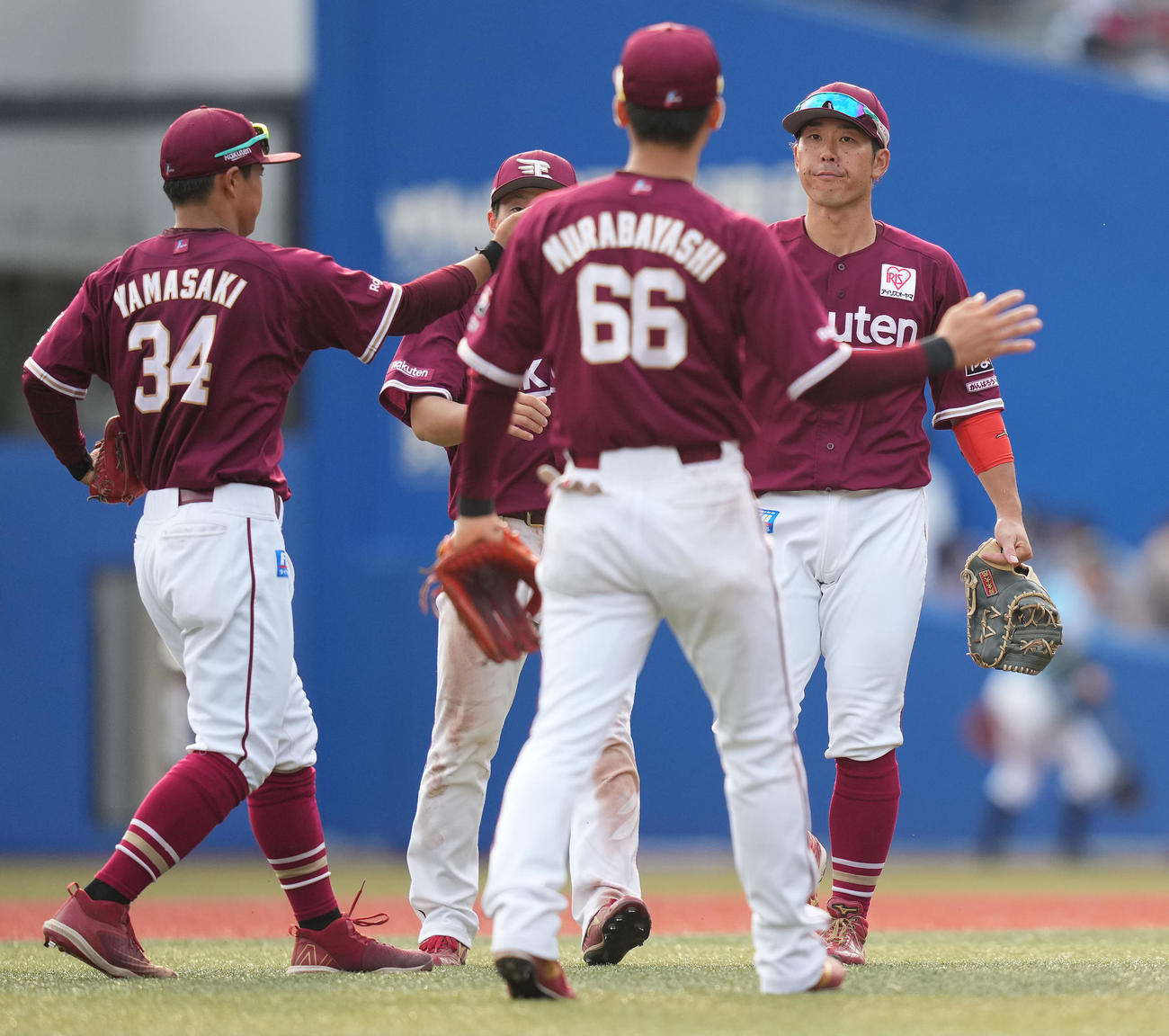 ロッテ対楽天　ロッテに勝利しタッチを交わす鈴木大（右）ら楽天ナイン（撮影・鈴木みどり）