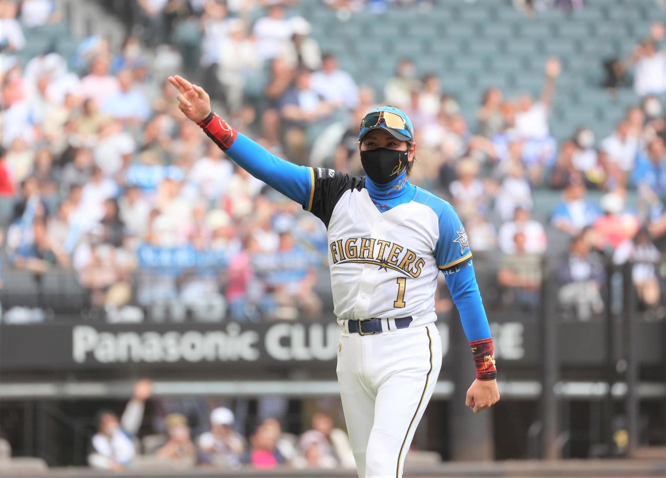 日本ハム対オリックス　試合後、観客の声援に応える新庄監督（撮影・黒川智章）