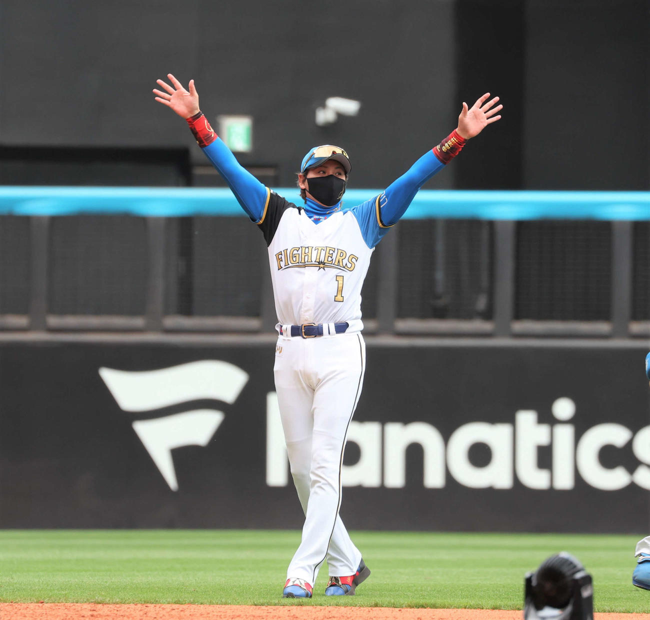 日本ハム対オリックス　試合後、観客の声援に応える新庄監督（撮影・黒川智章）