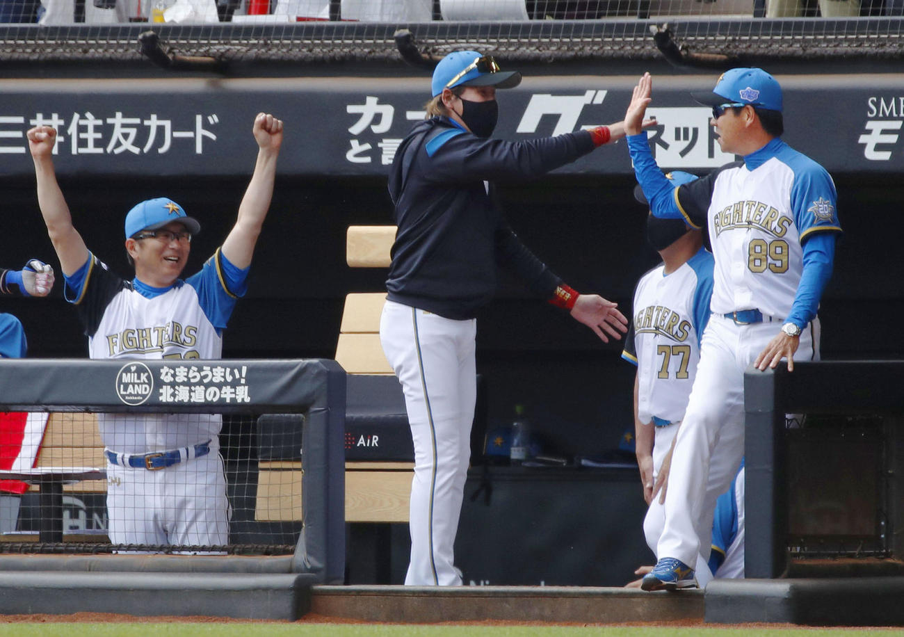 3回、郡司の2点打を喜ぶ日本ハム新庄監督（中央）ら（共同）