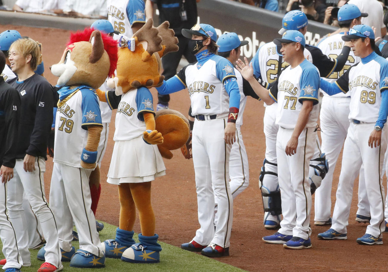 オリックスに勝利し、ナインを迎える日本ハム新庄監督（共同）