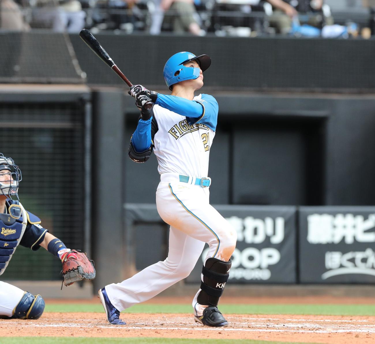 日本ハム対オリックス　8回裏日本ハム1死、右越え本塁打を放つ清宮（撮影・黒川智章）