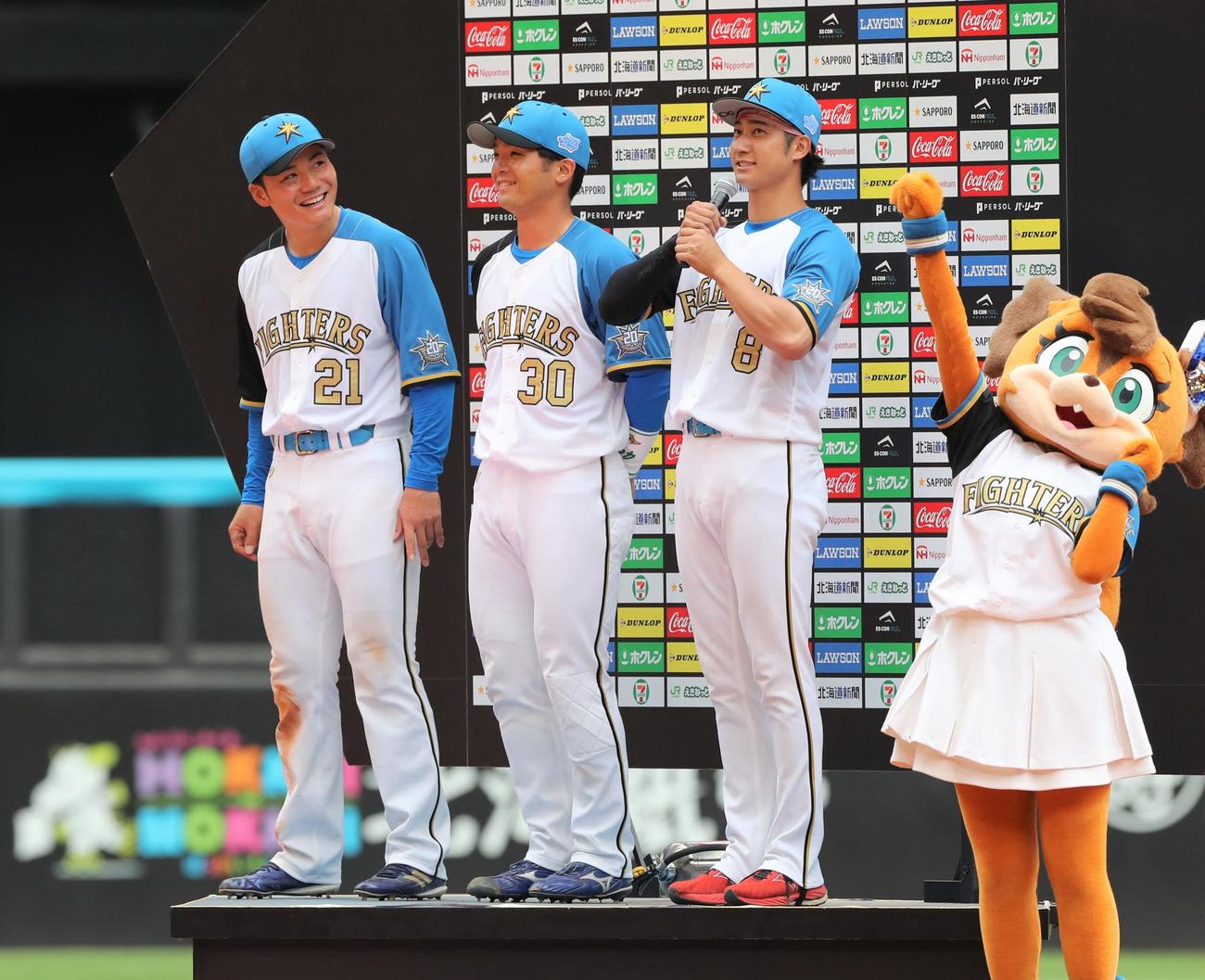 日本ハム対オリックス　両手でマイクを持ちヒーローインタビューに応える浅間（右）。左から清宮、郡司（撮影・黒川智章）