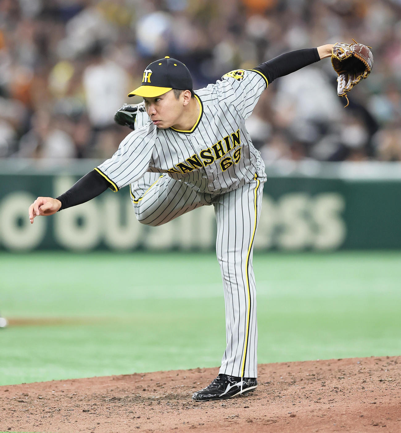 巨人対阪神　8回から登板した阪神石井（撮影・足立雅史）