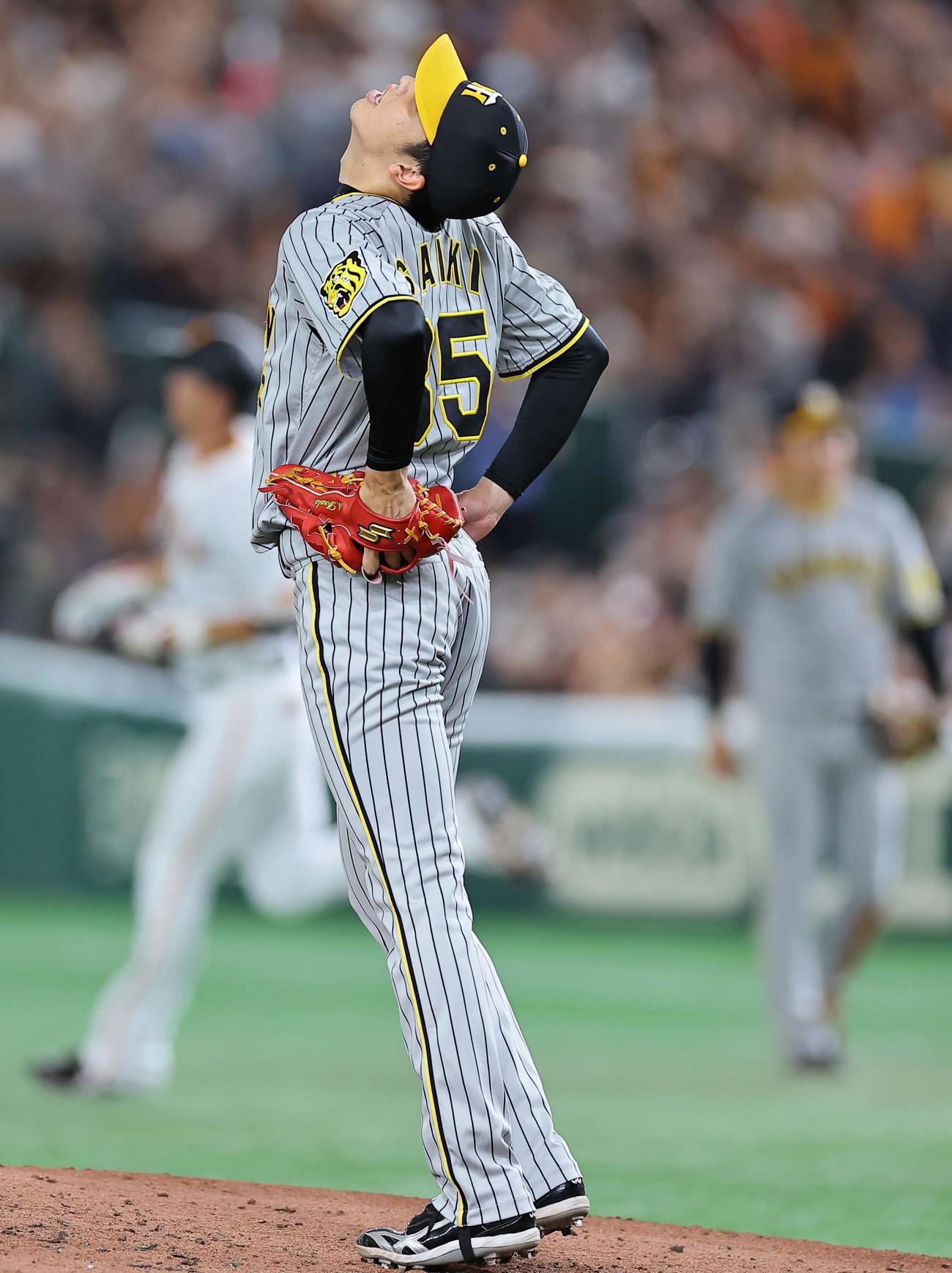 4回裏巨人無死、秋広（左）に右越え同点本塁打を浴び、のけぞって悔しがる才木（撮影・上田博志）