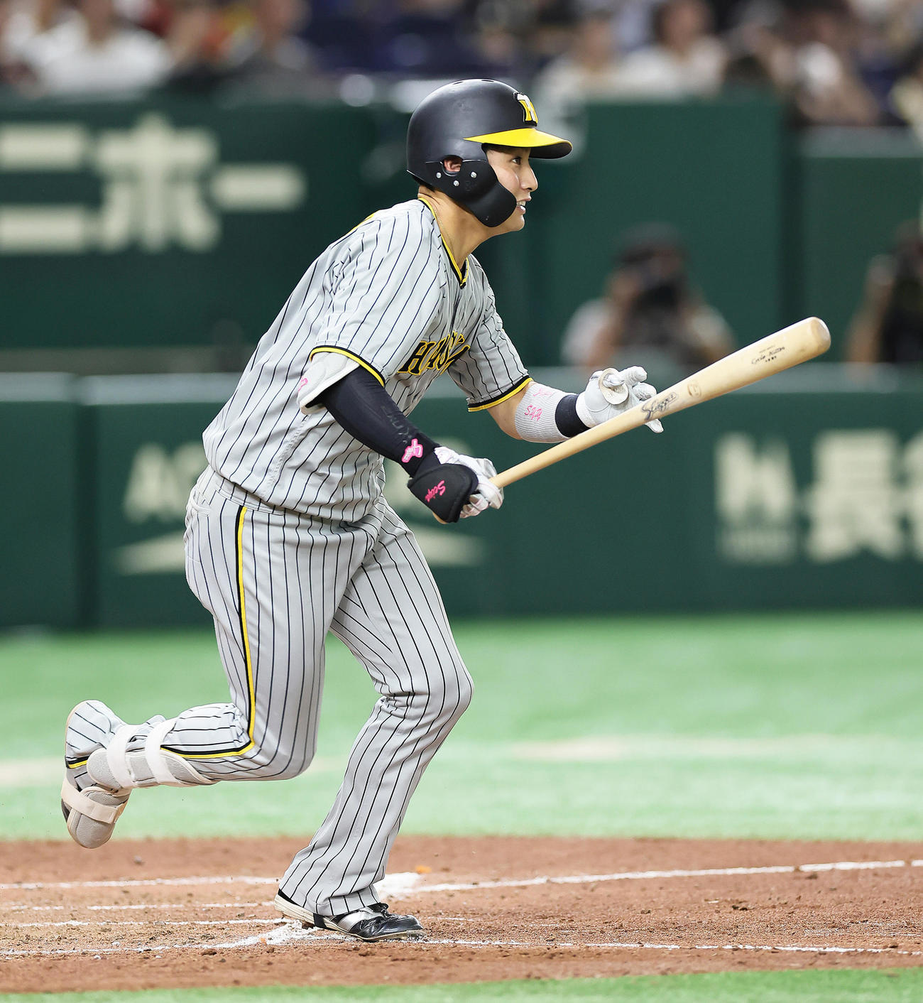 巨人対阪神　4回表阪神2死満塁、木浪は右前適時打を放つ（撮影・足立雅史）