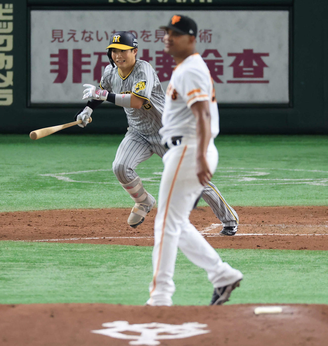 巨人対阪神　4回表阪神2死満塁、木浪は右適時打を放つ。投手メンデス（撮影・浅見桂子）