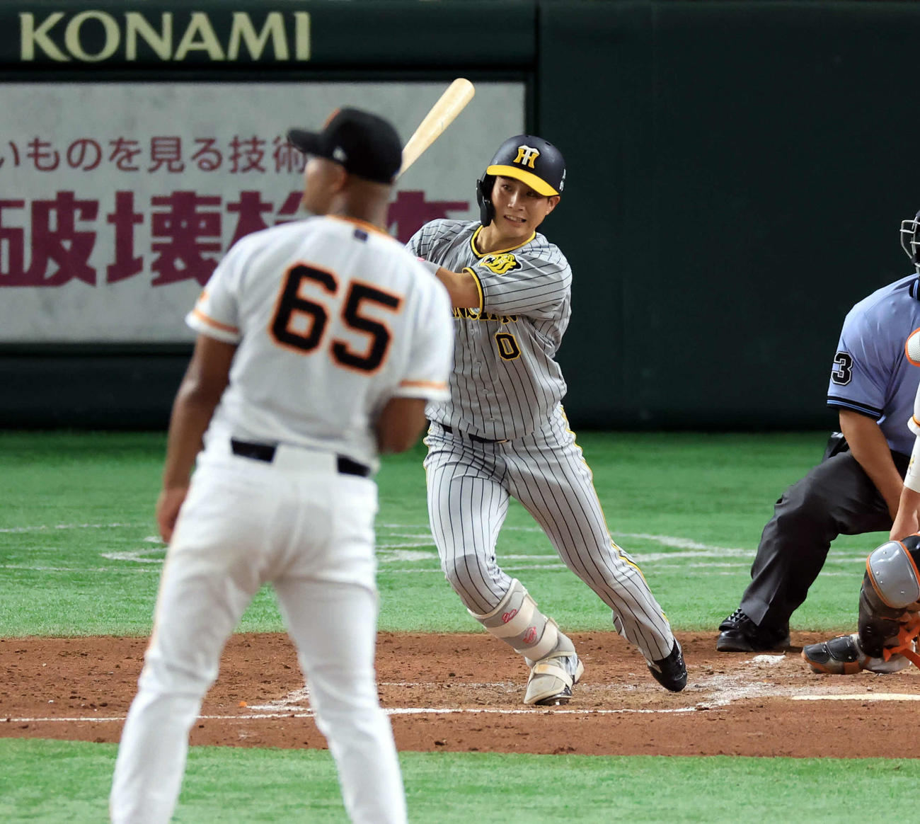 巨人対阪神　4回表阪神2死満塁、木浪は右適時打を放つ。投手メンデス（撮影・浅見桂子）