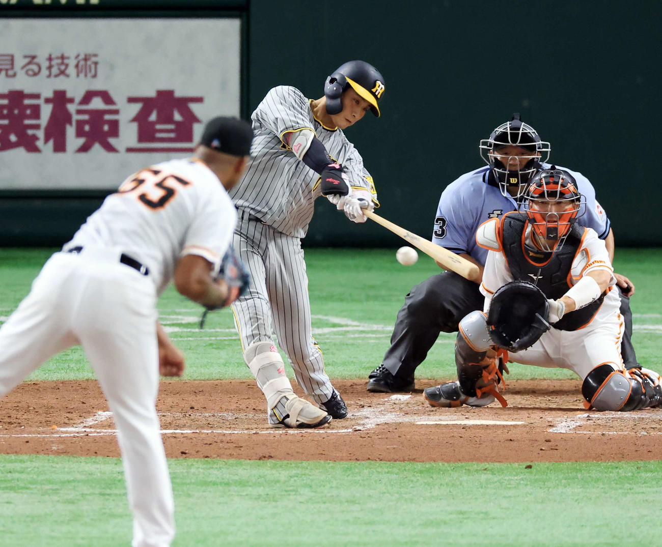 巨人対阪神　4回表阪神2死満塁、木浪は右適時打を放つ。投手メンデス（撮影・浅見桂子）