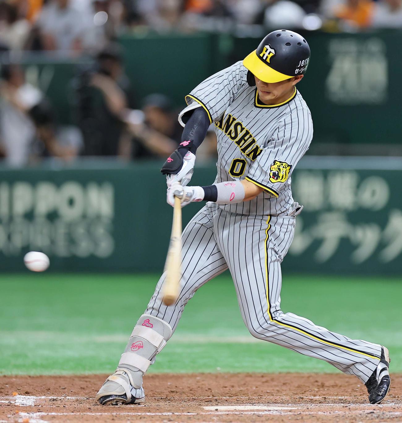 巨人対阪神　4回表阪神2死満塁、木浪は右前適時打を放つ（撮影・上田博志）