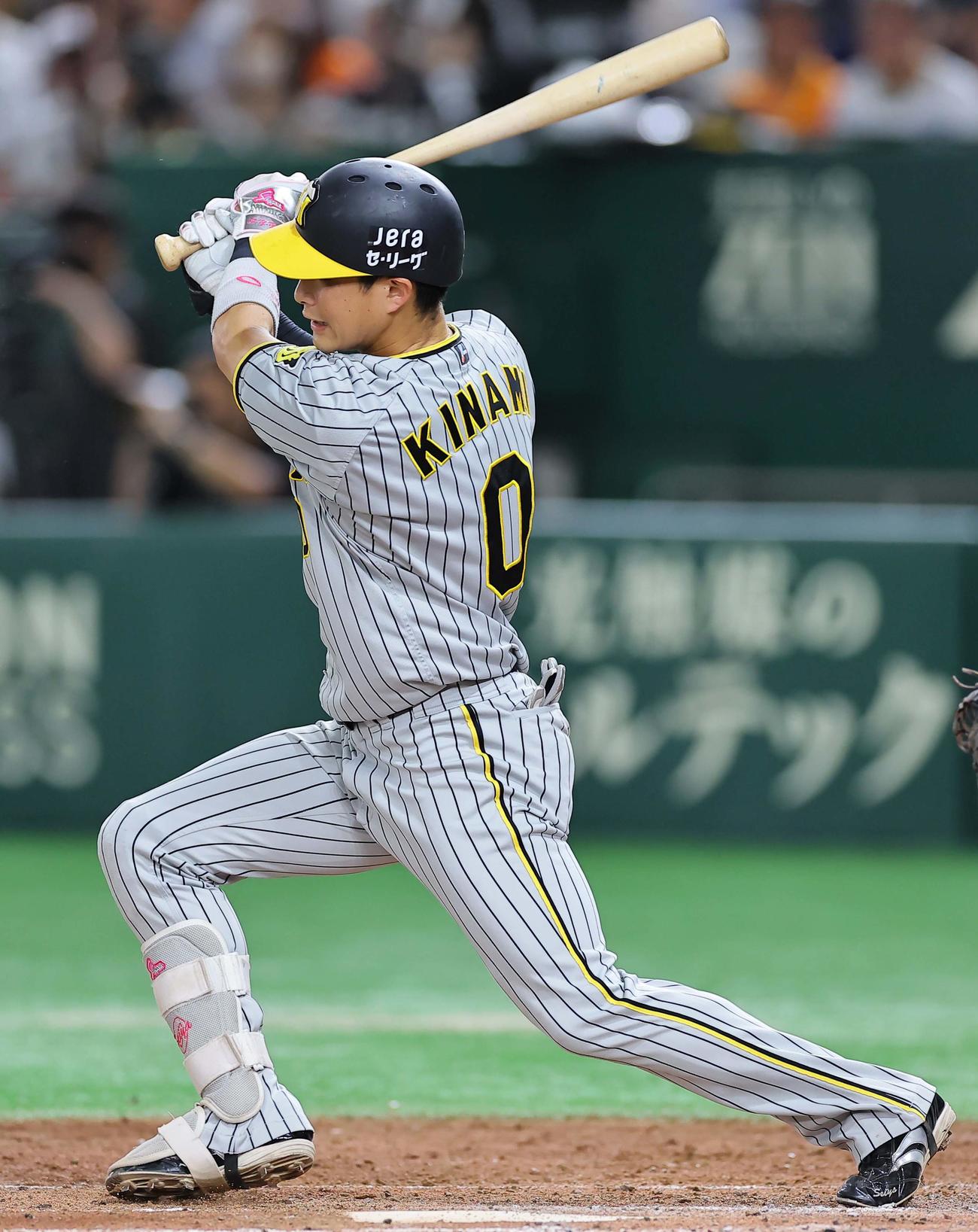 巨人対阪神　4回表阪神2死満塁、木浪は右前適時打を放つ（撮影・上田博志）