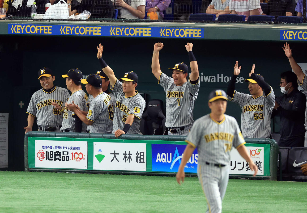 巨人対阪神　4回表阪神2死満塁、木浪が右適時打を放ち、笑顔を見せる岡田監督（左）ら阪神ベンチ（撮影・浅見桂子）