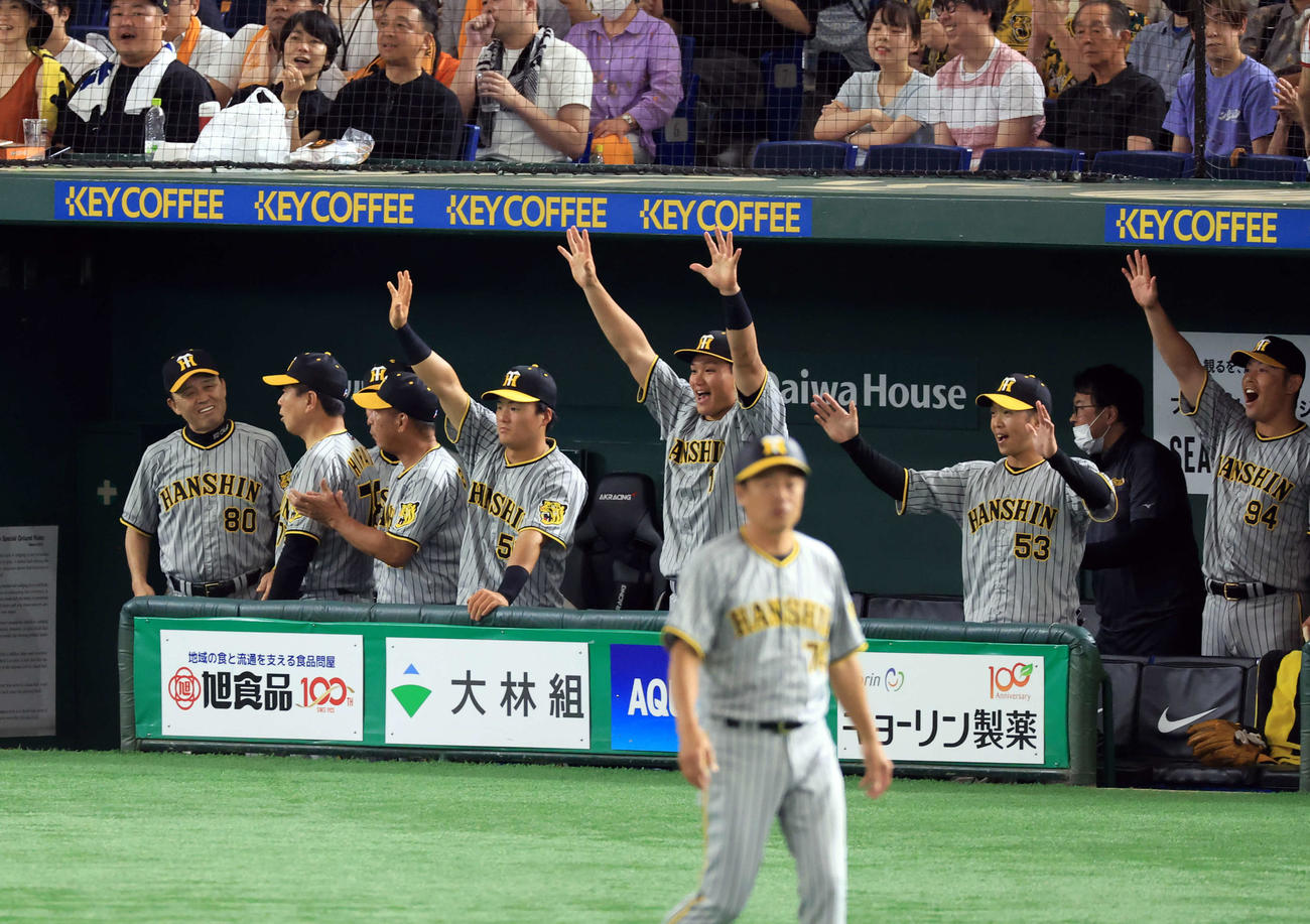 巨人対阪神　4回表阪神2死満塁、木浪が右適時打を放ち、笑顔を見せる岡田監督（左）ら阪神ベンチ（撮影・浅見桂子）