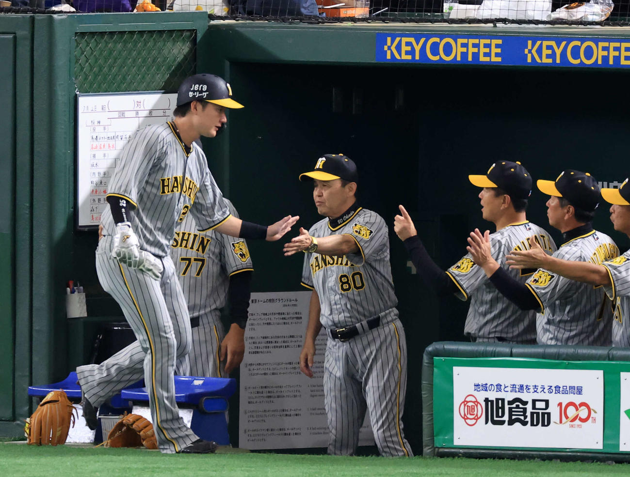 巨人対阪神　4回表阪神2死満塁、木浪の右適時打で生還した渡辺諒（左）をハイタッチで迎える岡田監督（中央）（撮影・浅見桂子）