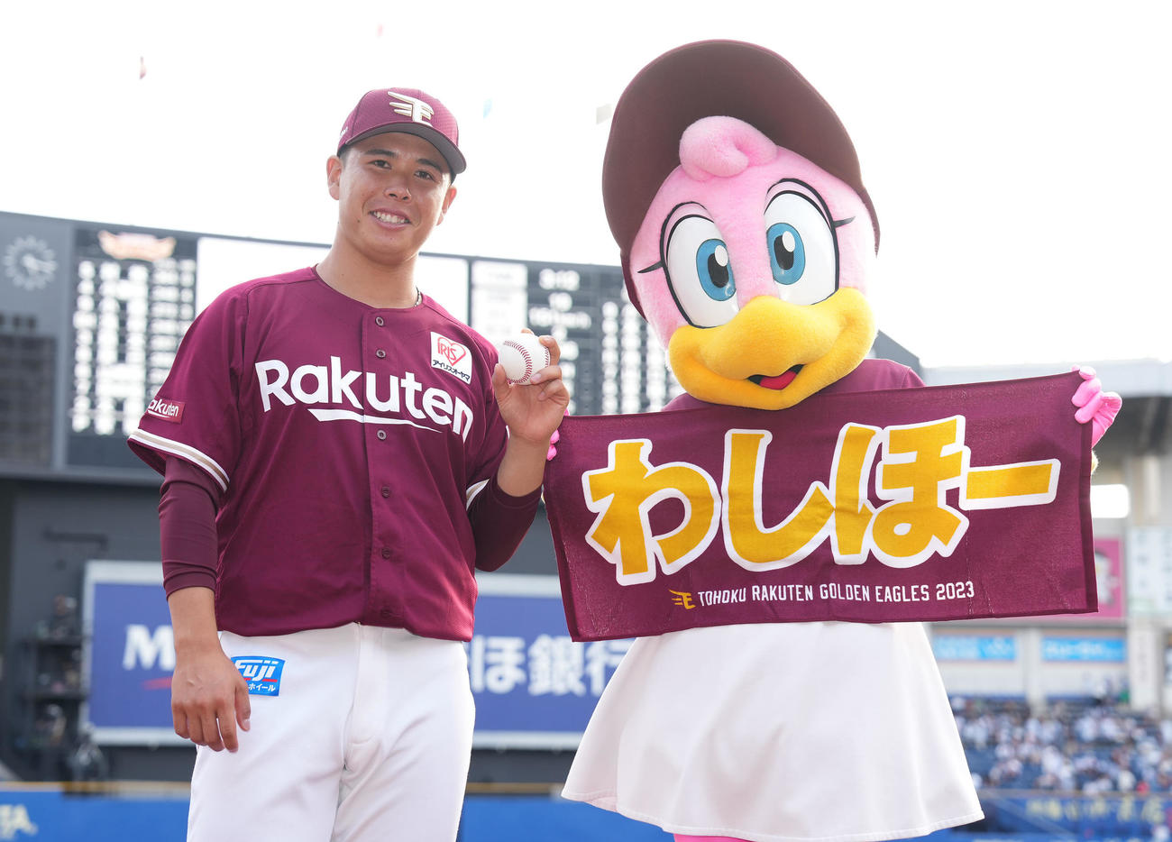 ロッテ対楽天　勝利投手の楽天藤井（左）はクラッチーナと記念撮影（撮影・鈴木みどり）