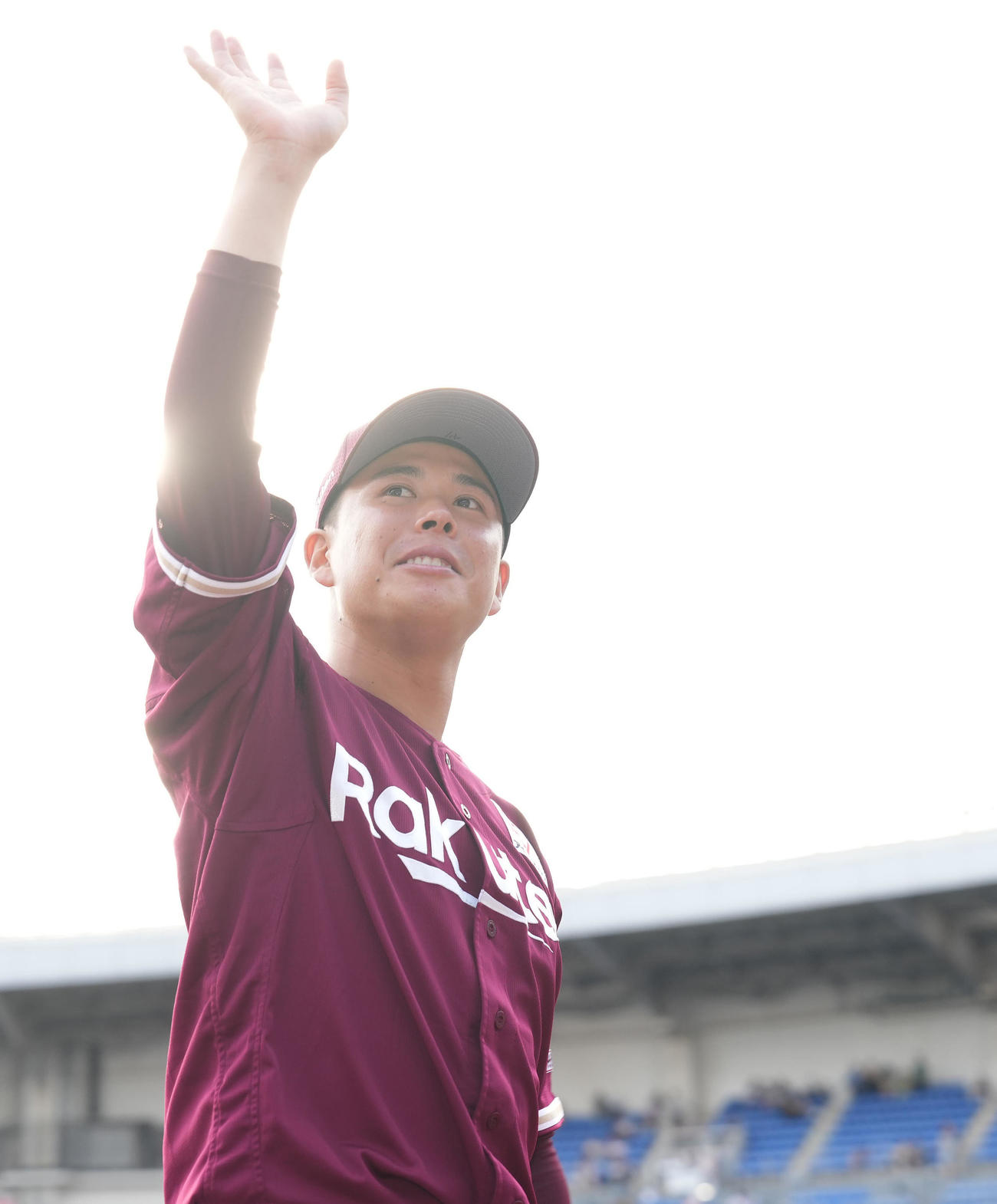 ロッテ対楽天　勝利投手の楽天藤井はファンの声援に応える（撮影・鈴木みどり）
