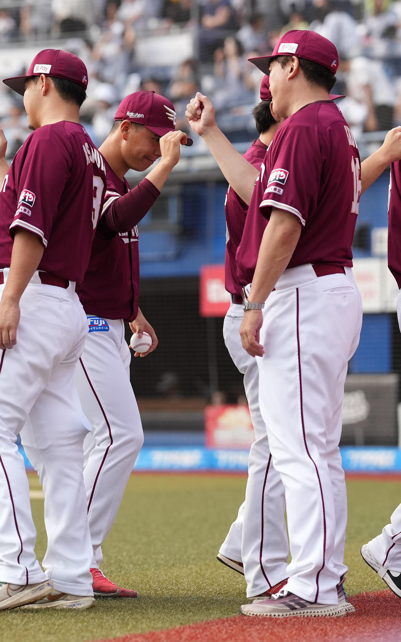 ロッテ対楽天　勝利投手の楽天藤井（中央）は石井監督（右）とタッチを交わす（撮影・鈴木みどり）