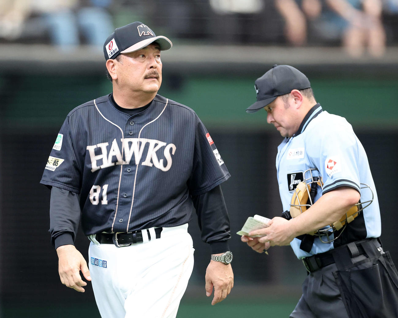 西武対ソフトバンク　5回裏、投手交代を告げるソフトバンク藤本監督（撮影・鈴木正人）