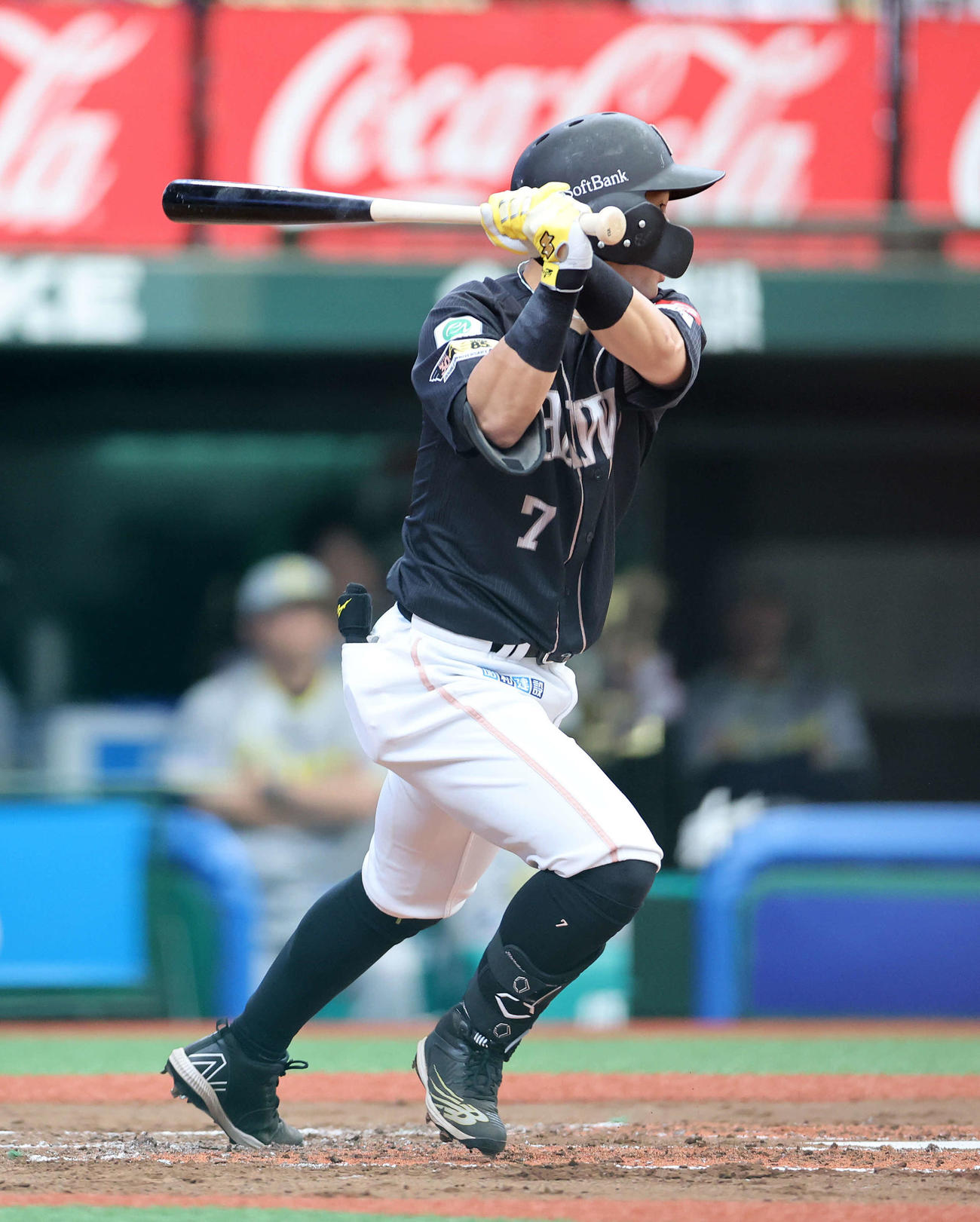 西武対ソフトバンク　2回表ソフトバンク2死、中村晃は左前安打を放つ（撮影・鈴木正人）