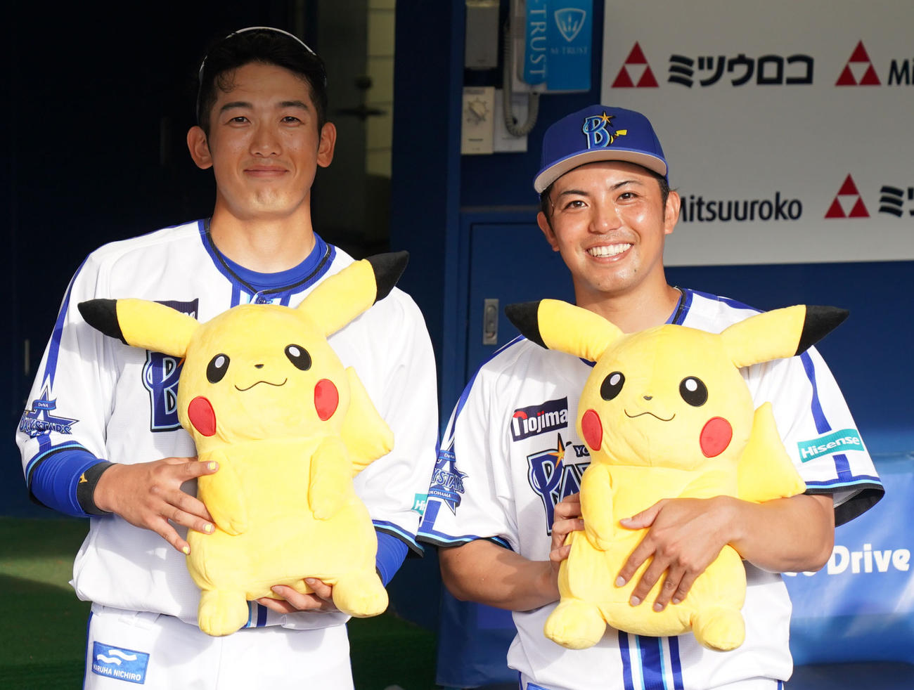 DeNA対中日　ピカチュウ縫いぐるみをゲットし笑顔を見せるDeNA東（右）と山本（撮影・横山健太）