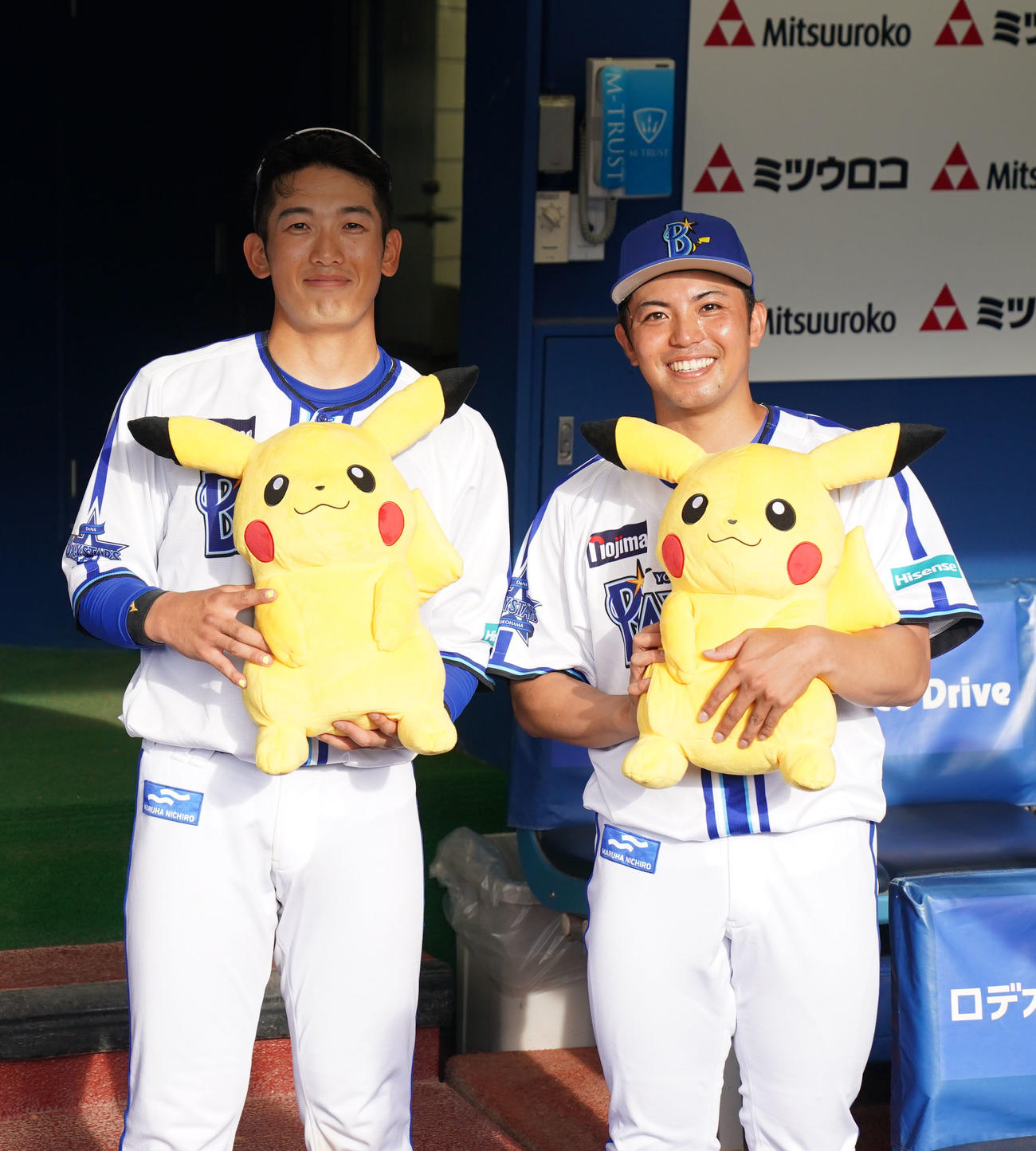 DeNA対中日　ピカチュウ縫いぐるみをゲットし笑顔を見せるDeNA東（右）と山本（撮影・横山健太）